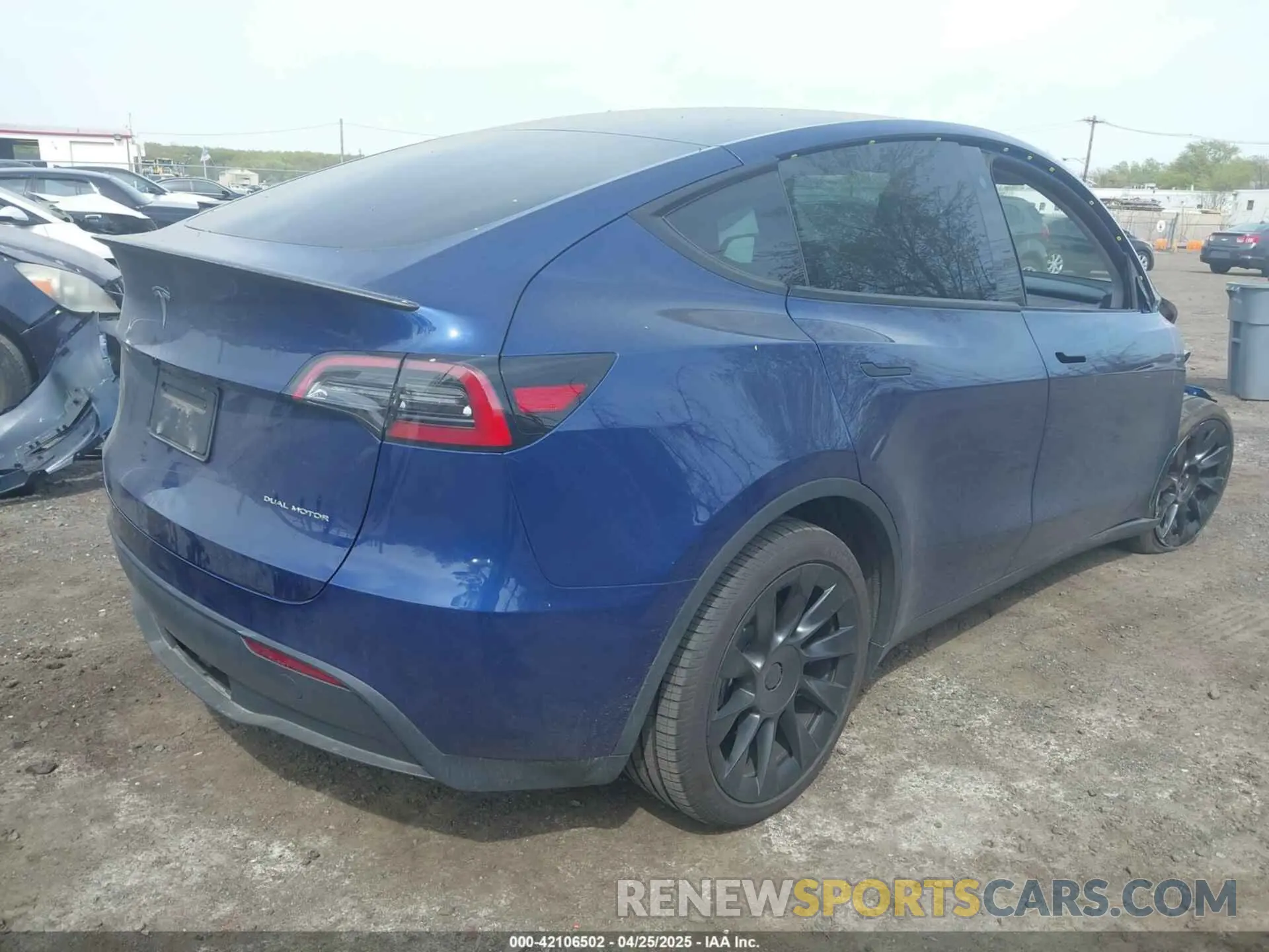 4 Photograph of a damaged car 7SAYGDEE8PF768589 TESLA MODEL Y 2023