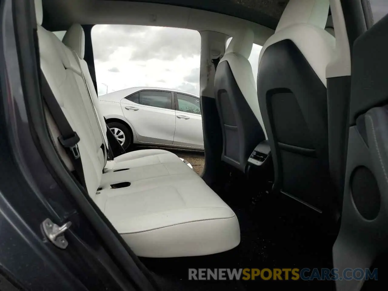 10 Photograph of a damaged car 7SAYGDEE8PF854503 TESLA MODEL Y 2023