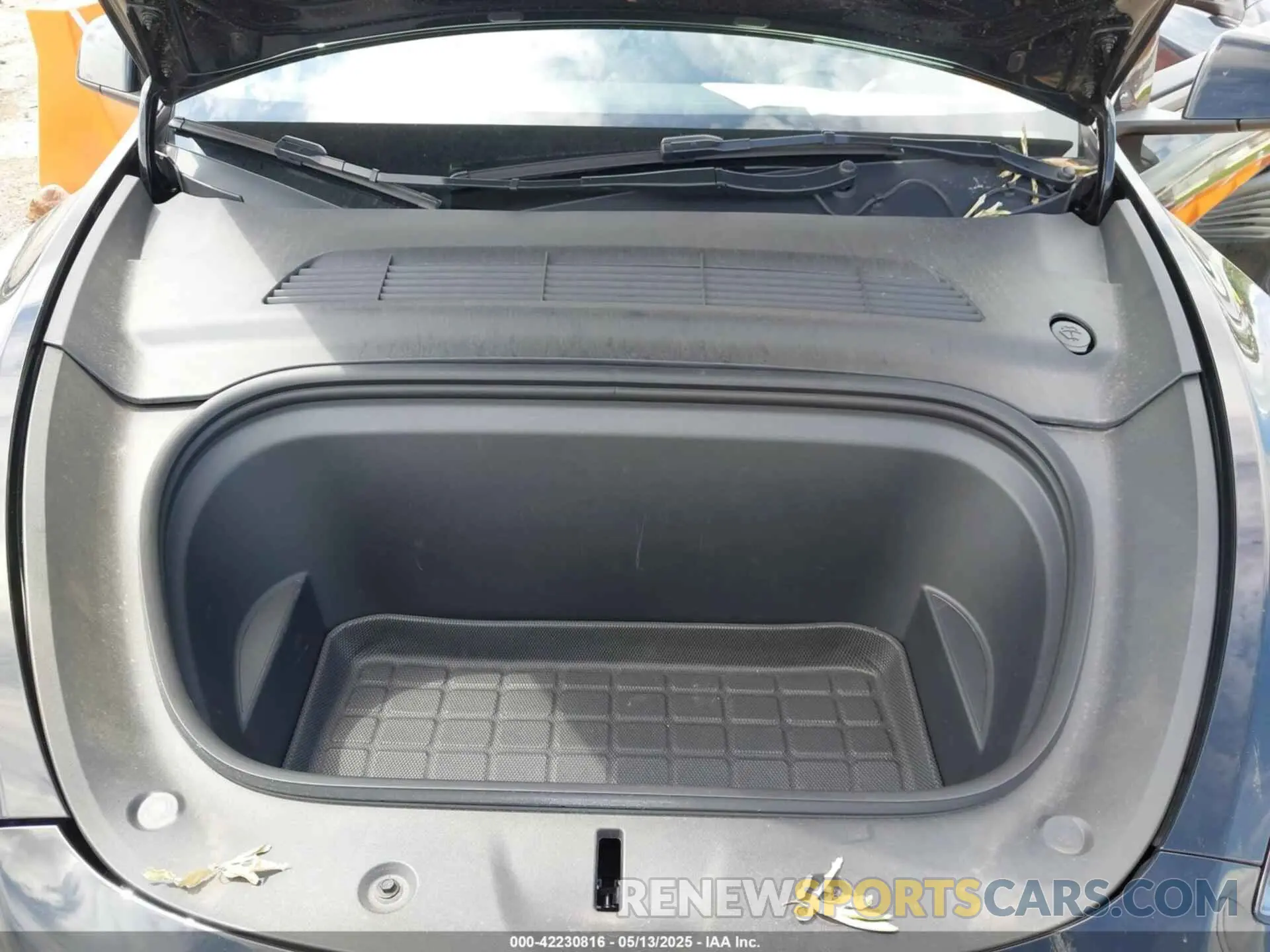 10 Photograph of a damaged car 7SAYGDEE8PF919057 TESLA MODEL Y 2023