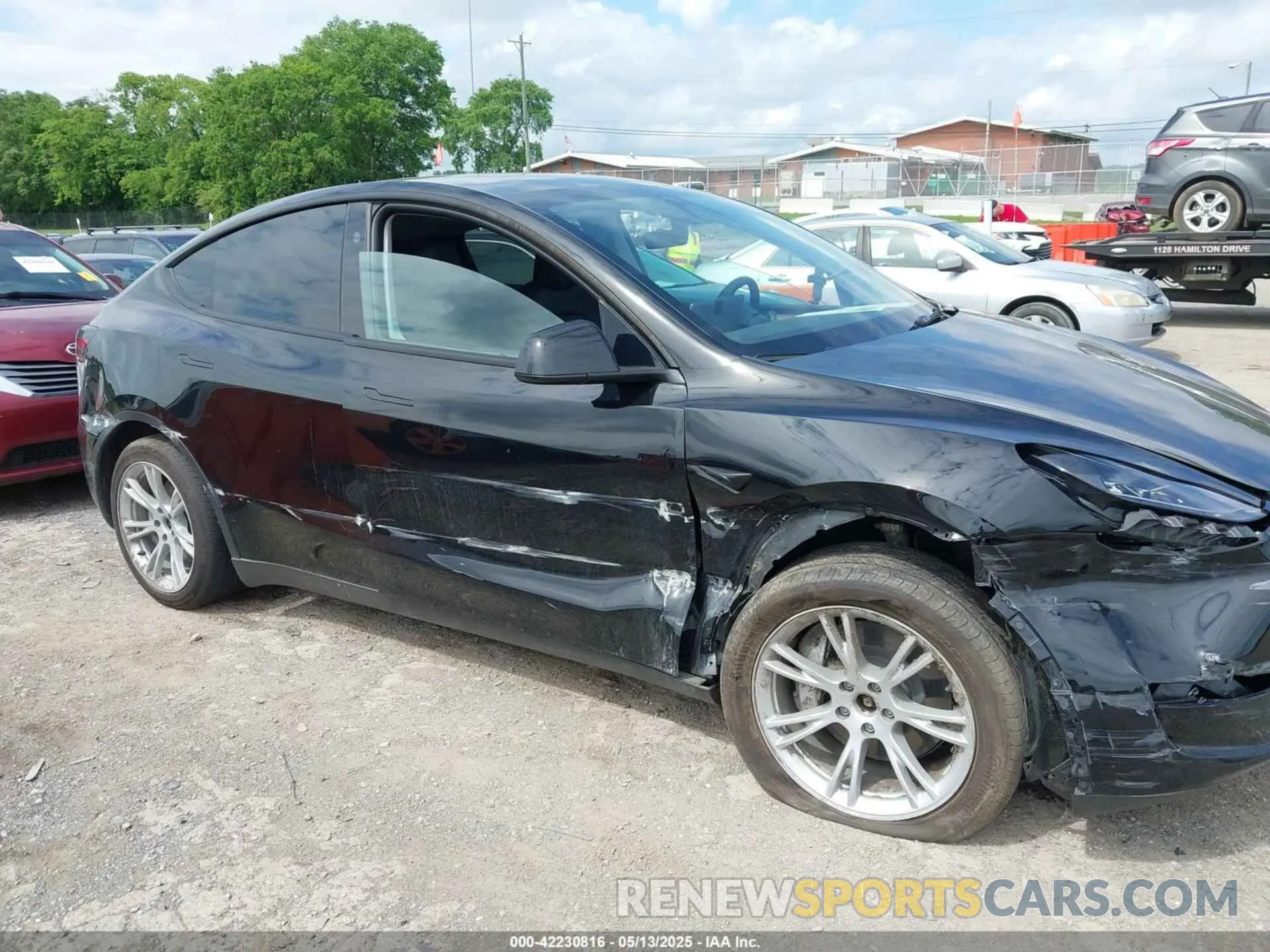 13 Photograph of a damaged car 7SAYGDEE8PF919057 TESLA MODEL Y 2023