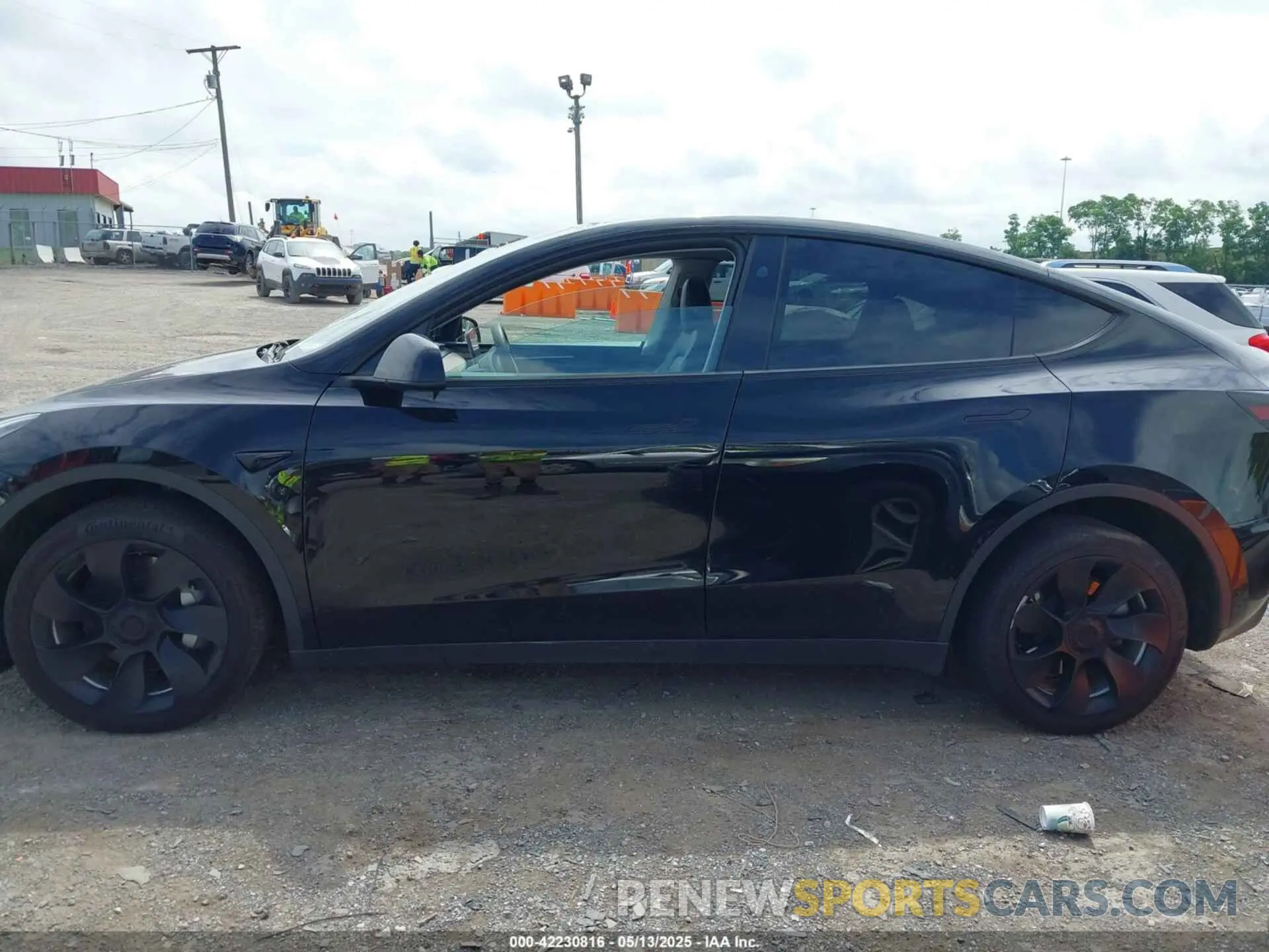 14 Photograph of a damaged car 7SAYGDEE8PF919057 TESLA MODEL Y 2023