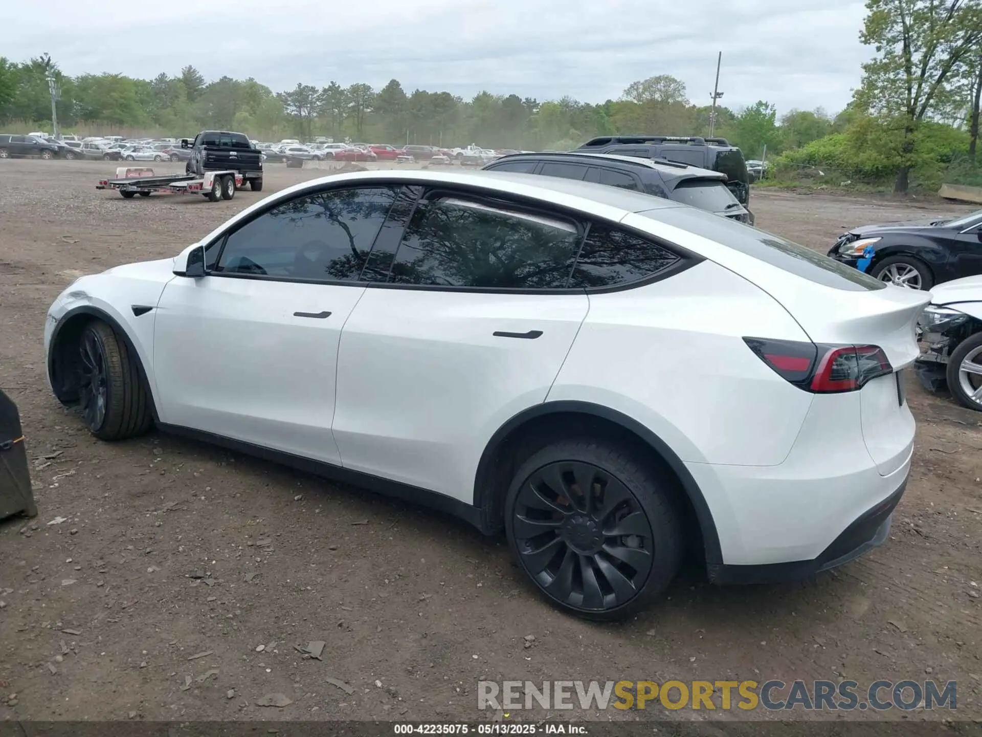 13 Photograph of a damaged car 7SAYGDEE9PA038770 TESLA MODEL Y 2023