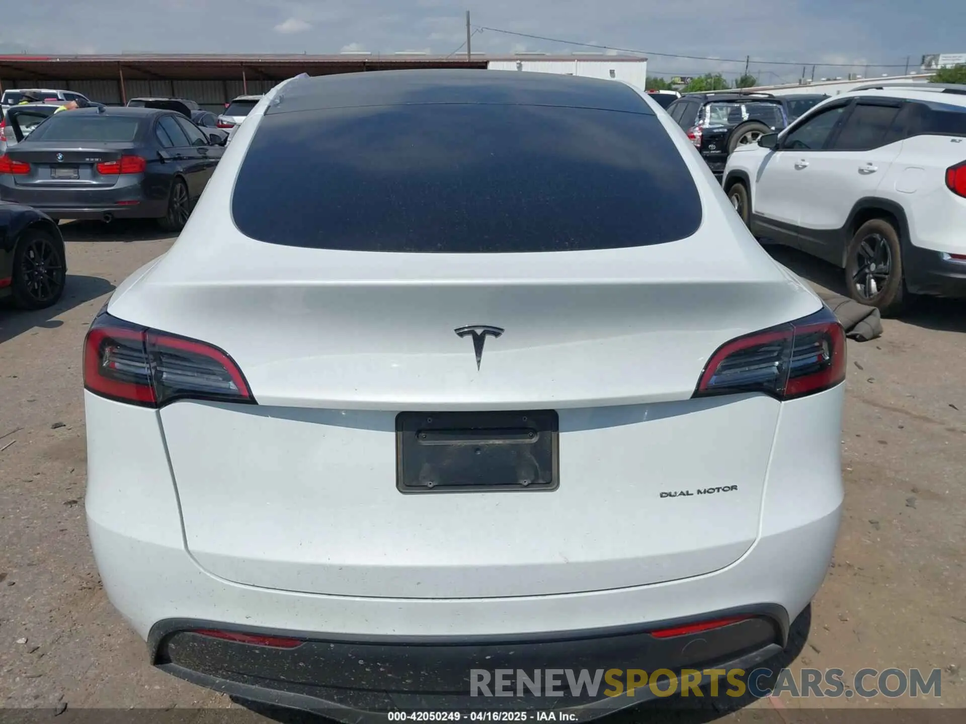 15 Photograph of a damaged car 7SAYGDEE9PA117288 TESLA MODEL Y 2023