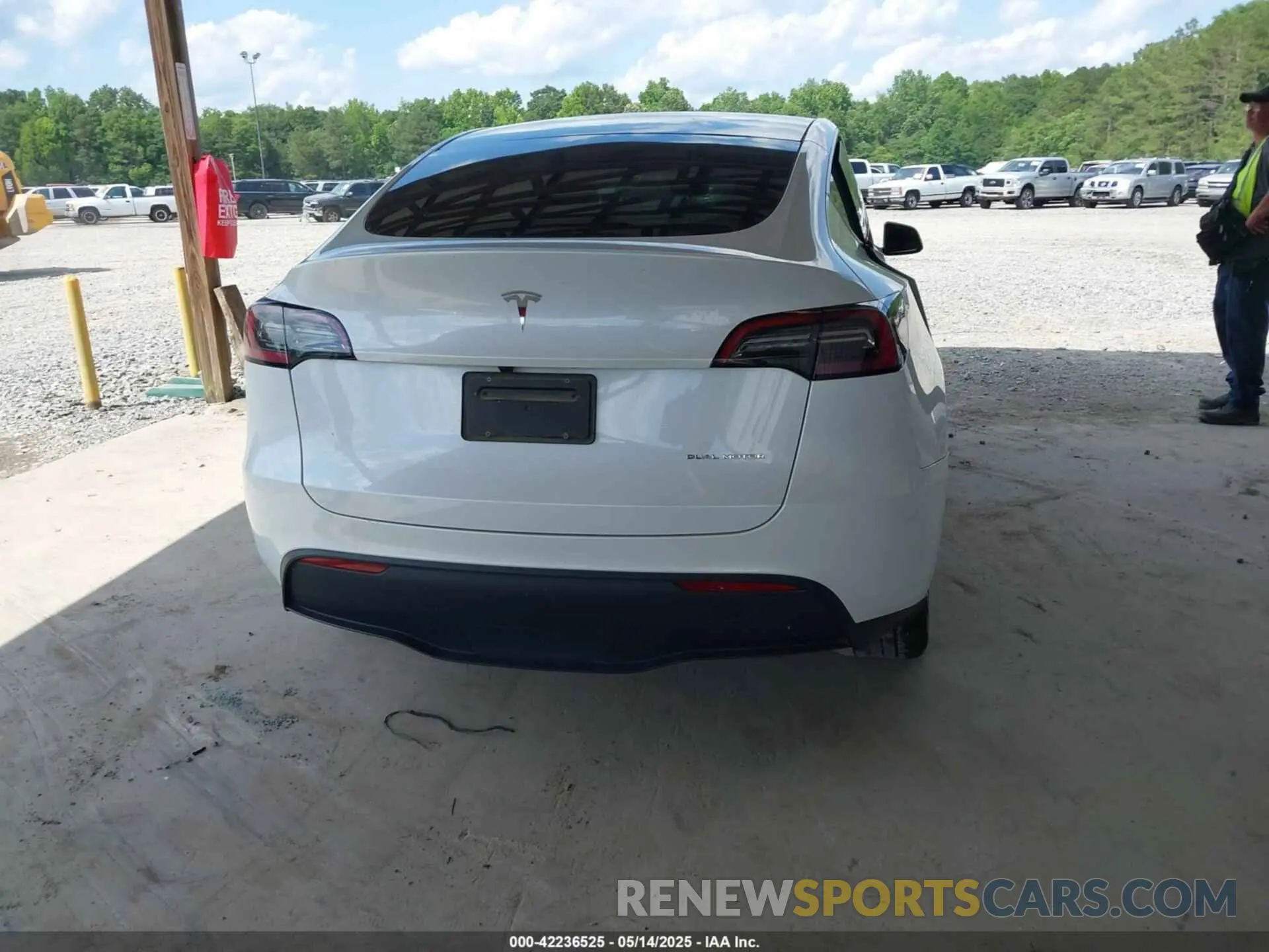 17 Photograph of a damaged car 7SAYGDEE9PA155071 TESLA MODEL Y 2023