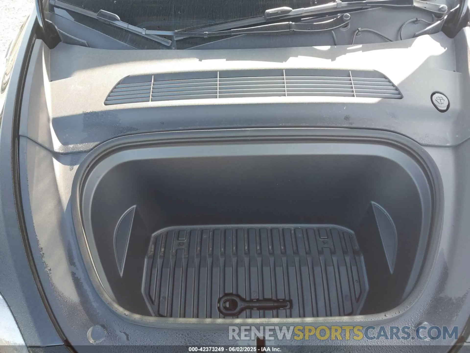 10 Photograph of a damaged car 7SAYGDEE9PA198258 TESLA MODEL Y 2023
