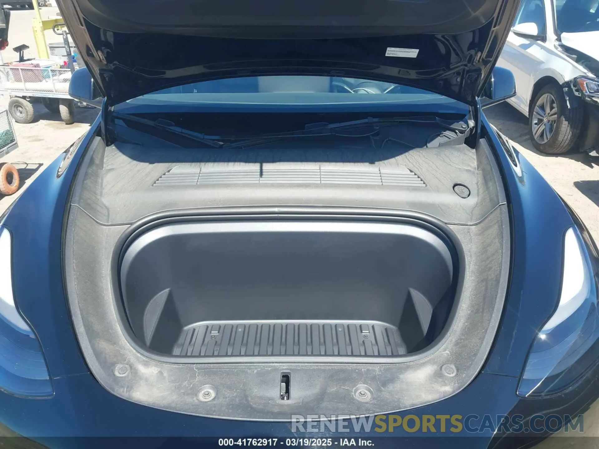 10 Photograph of a damaged car 7SAYGDEE9PF591096 TESLA MODEL Y 2023