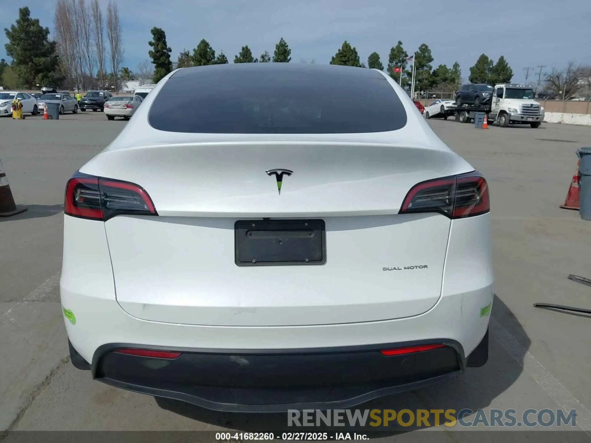 16 Photograph of a damaged car 7SAYGDEE9PF609824 TESLA MODEL Y 2023