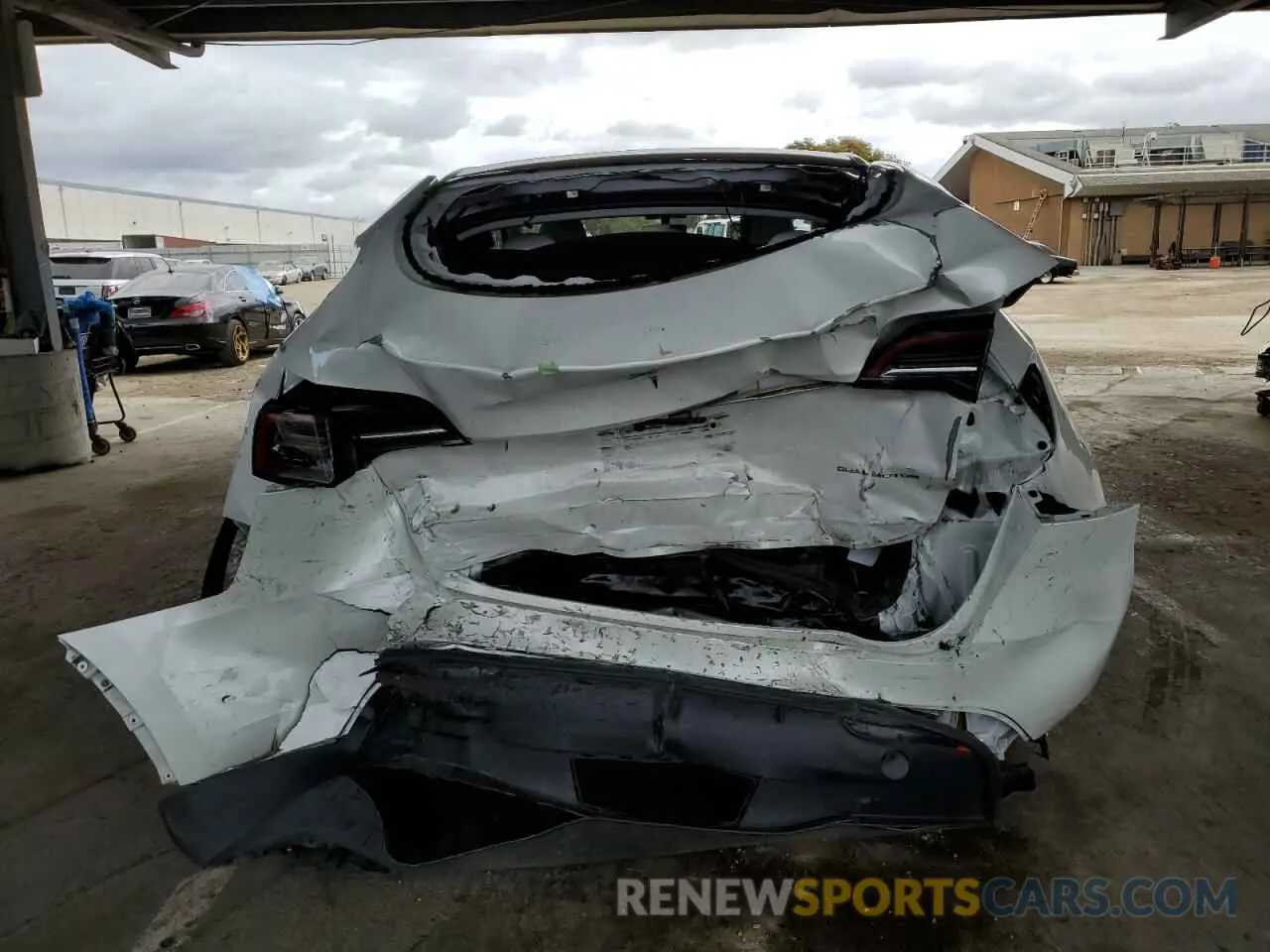 6 Photograph of a damaged car 7SAYGDEE9PF622671 TESLA MODEL Y 2023