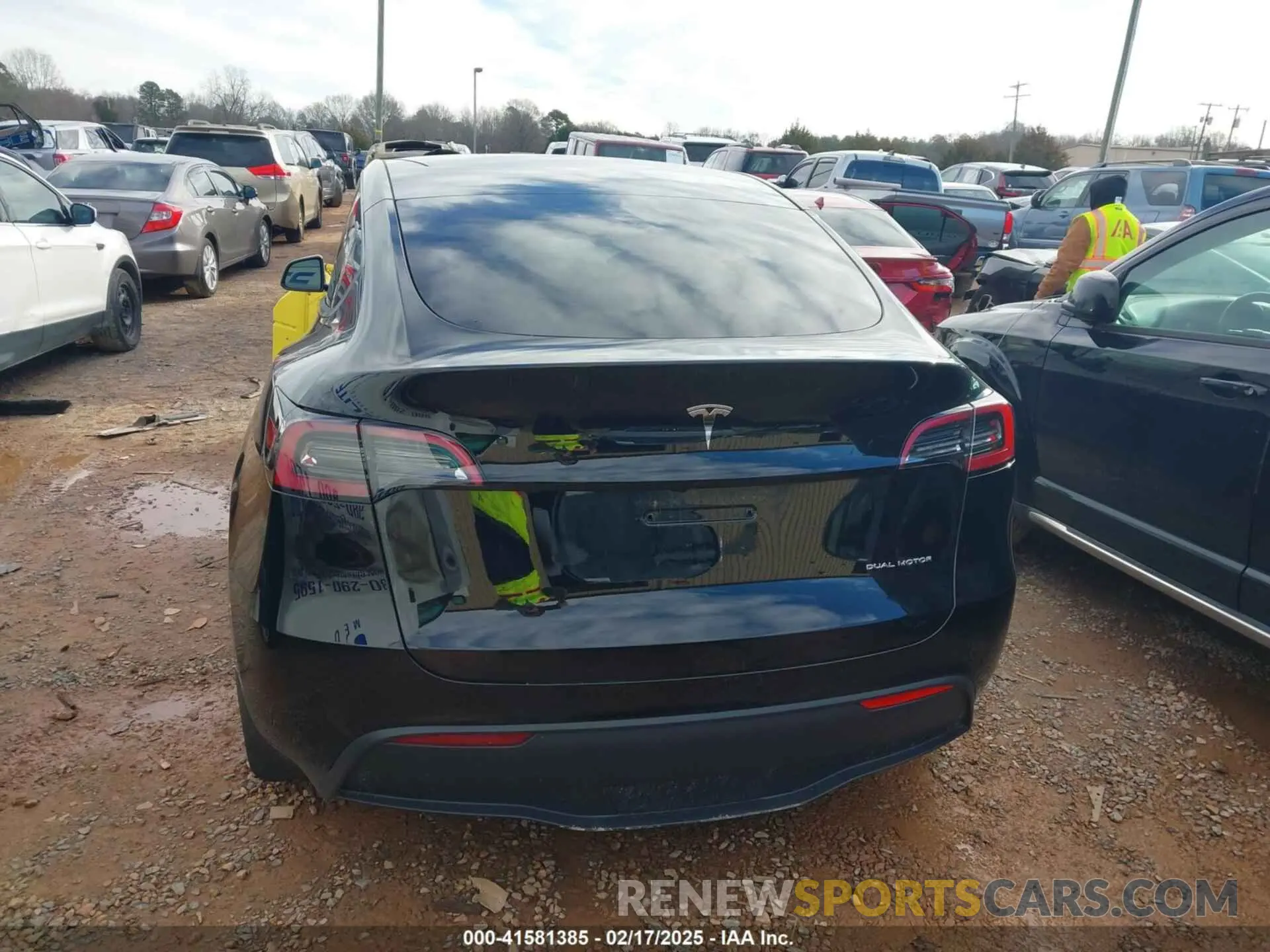 15 Photograph of a damaged car 7SAYGDEE9PF662720 TESLA MODEL Y 2023