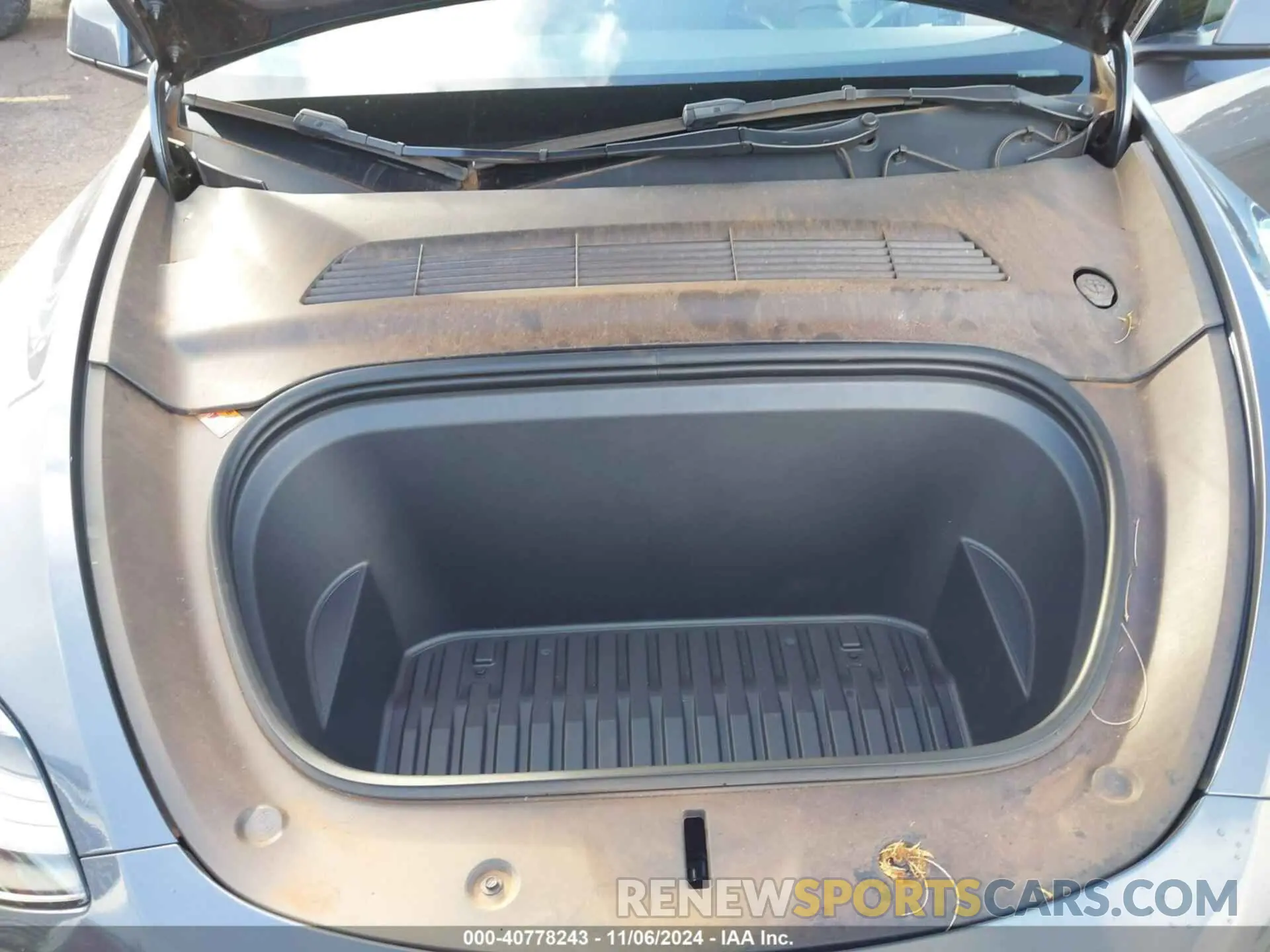 10 Photograph of a damaged car 7SAYGDEE9PF698097 TESLA MODEL Y 2023