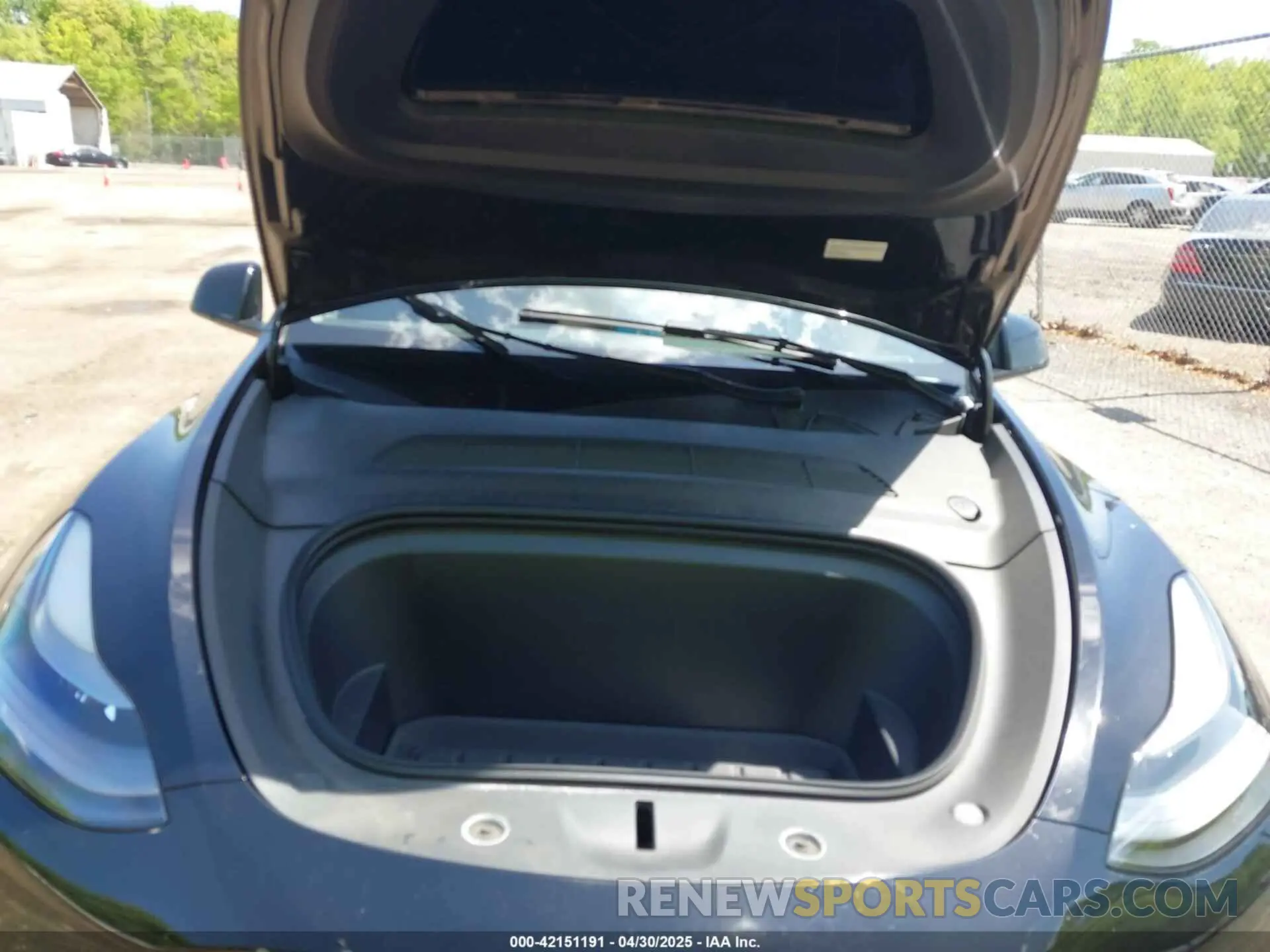 10 Photograph of a damaged car 7SAYGDEE9PF850881 TESLA MODEL Y 2023