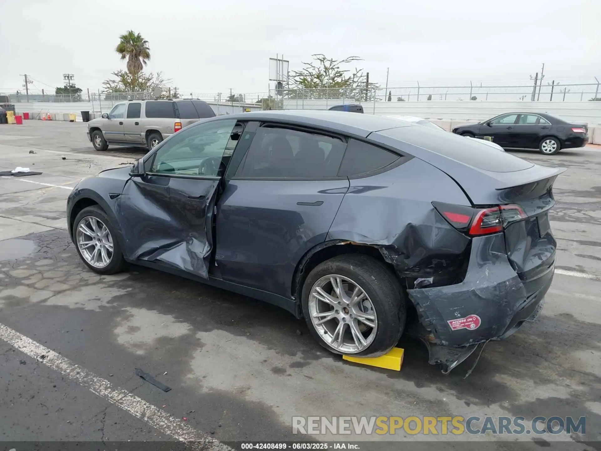 3 Photograph of a damaged car 7SAYGDEE9PF881001 TESLA MODEL Y 2023