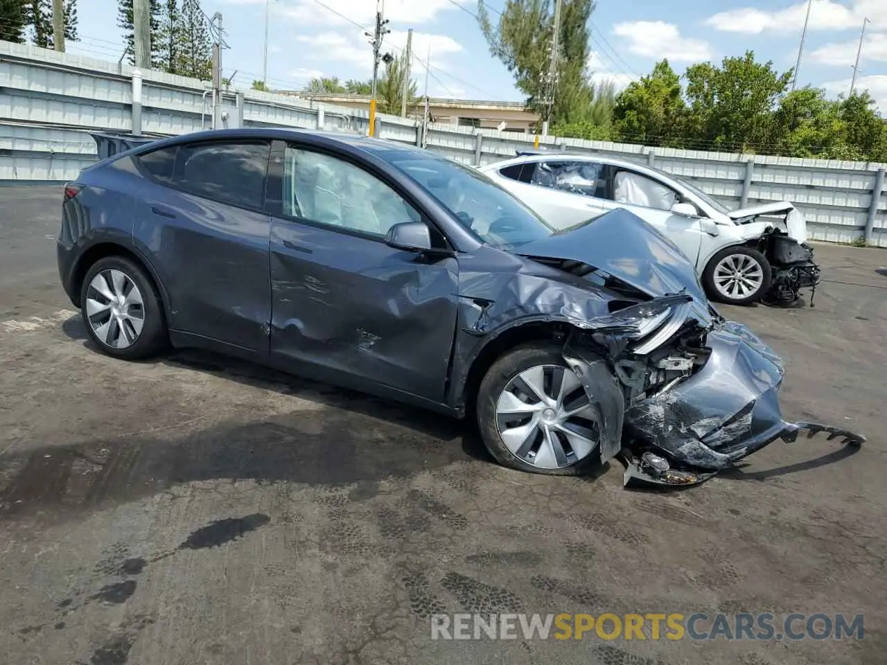 4 Photograph of a damaged car 7SAYGDEE9PF885405 TESLA MODEL Y 2023
