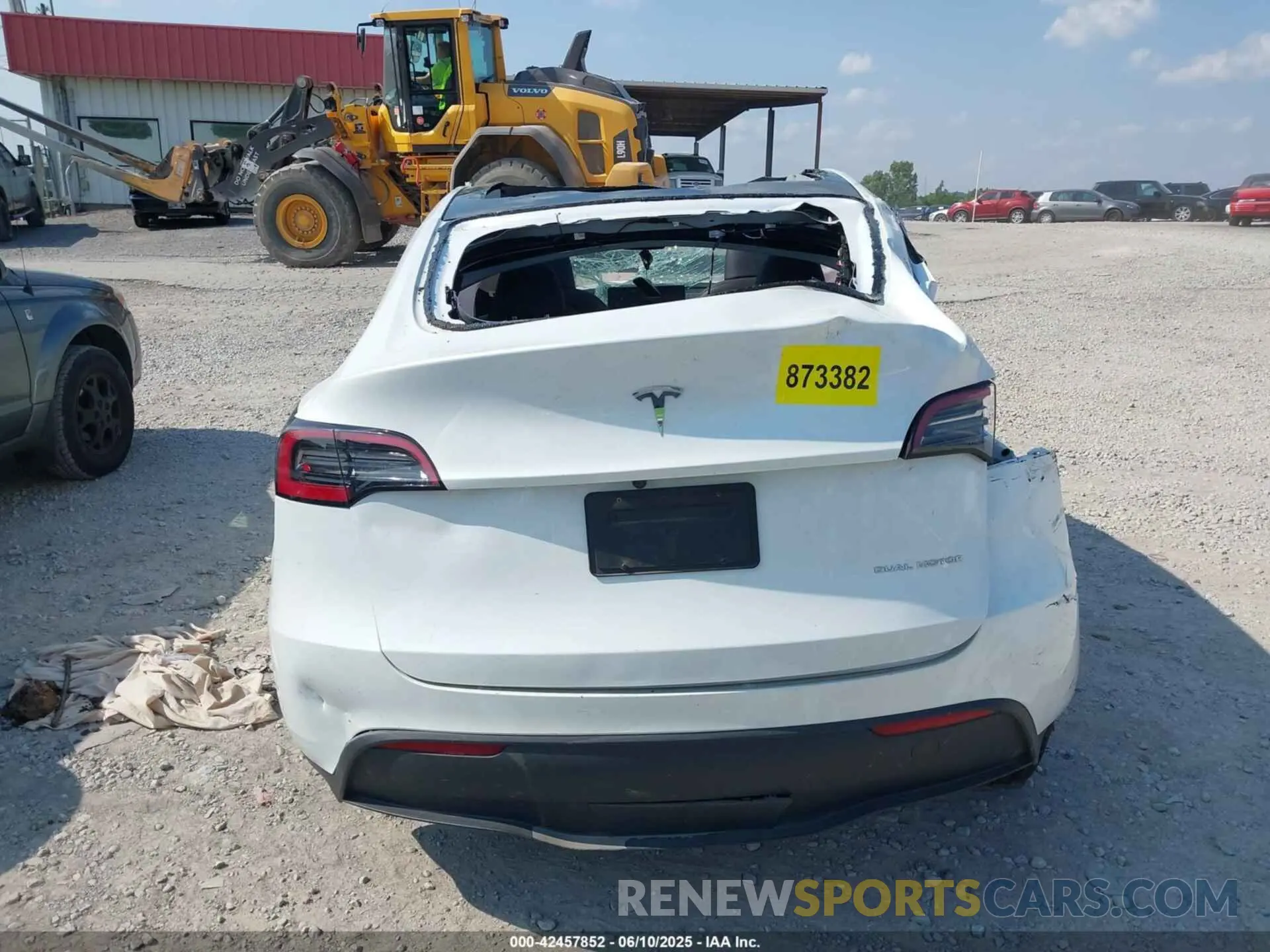15 Photograph of a damaged car 7SAYGDEEXPA034663 TESLA MODEL Y 2023