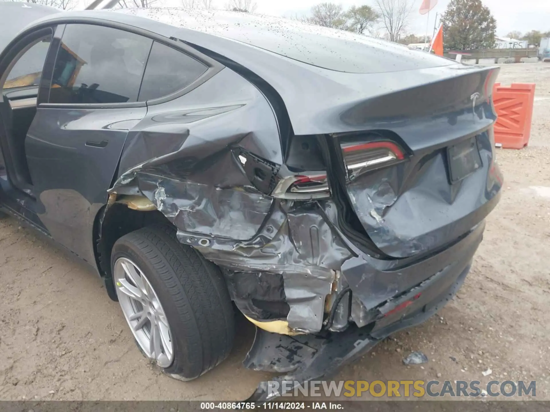6 Photograph of a damaged car 7SAYGDEEXPA084432 TESLA MODEL Y 2023