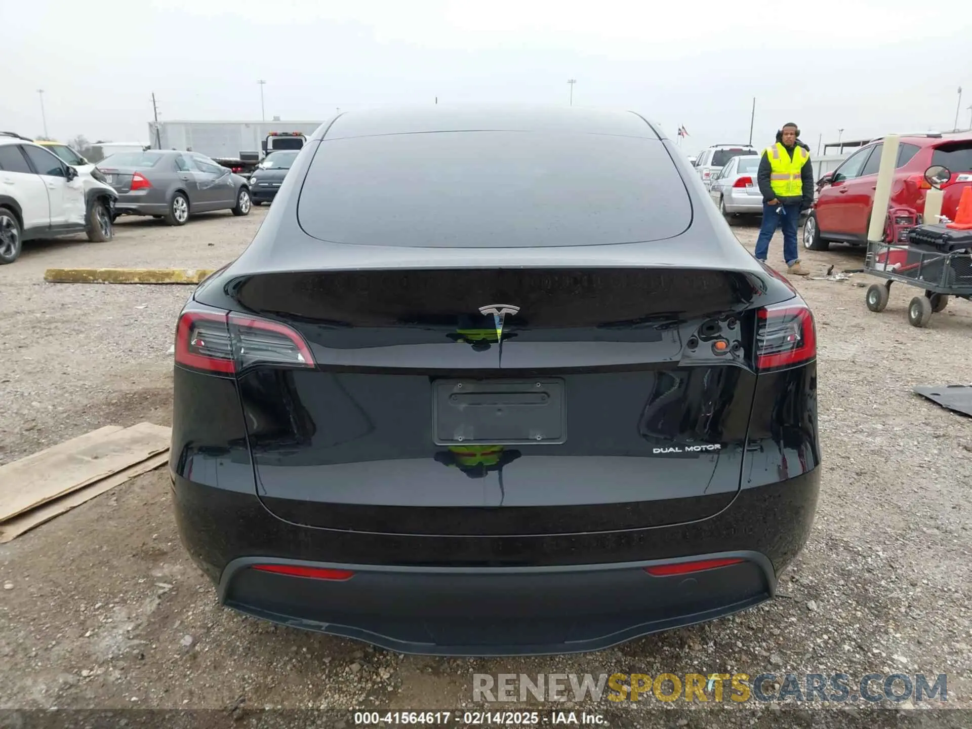 17 Photograph of a damaged car 7SAYGDEEXPA181114 TESLA MODEL Y 2023