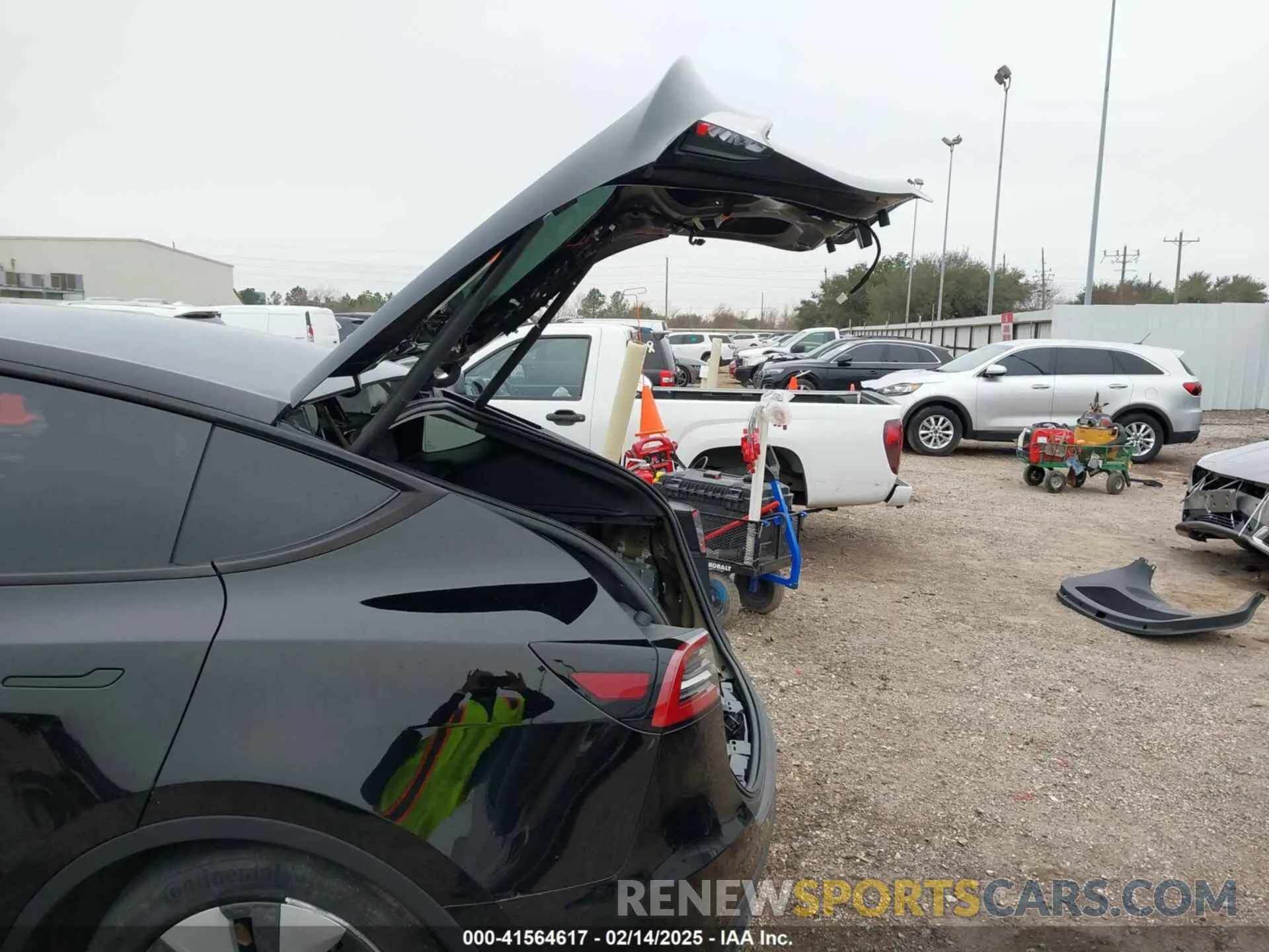20 Photograph of a damaged car 7SAYGDEEXPA181114 TESLA MODEL Y 2023
