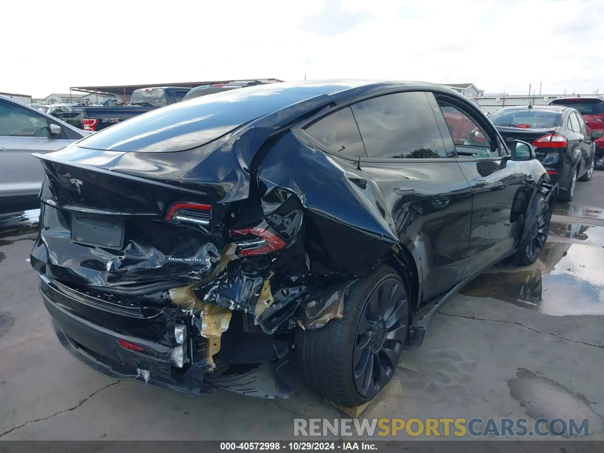 4 Photograph of a damaged car 7SAYGDEF0PF972179 TESLA MODEL Y 2023