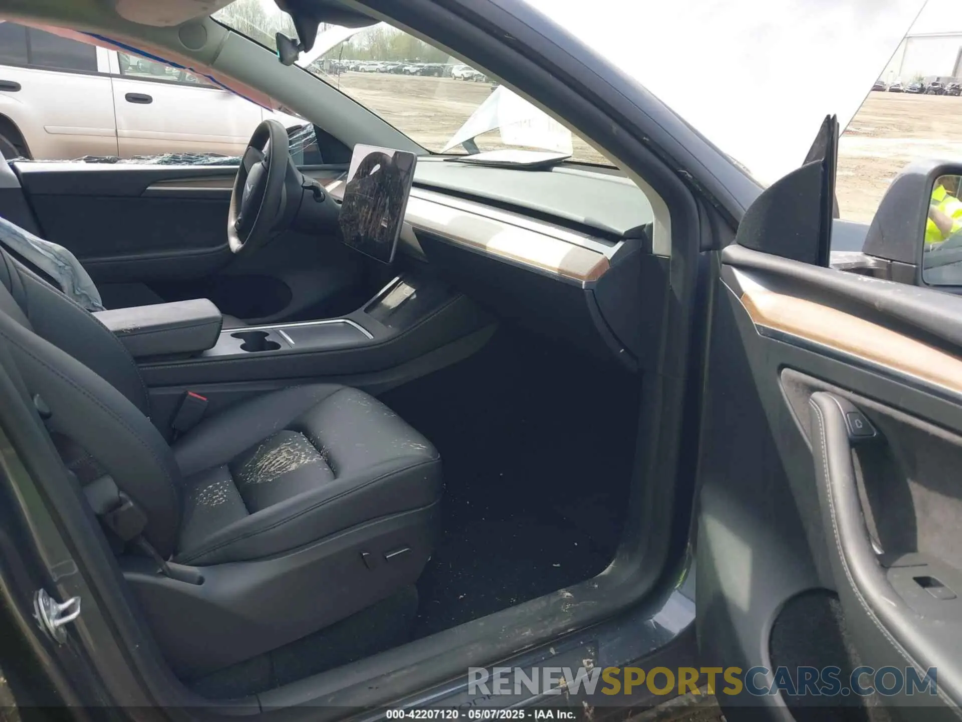 5 Photograph of a damaged car 7SAYGDEF1PF777756 TESLA MODEL Y 2023