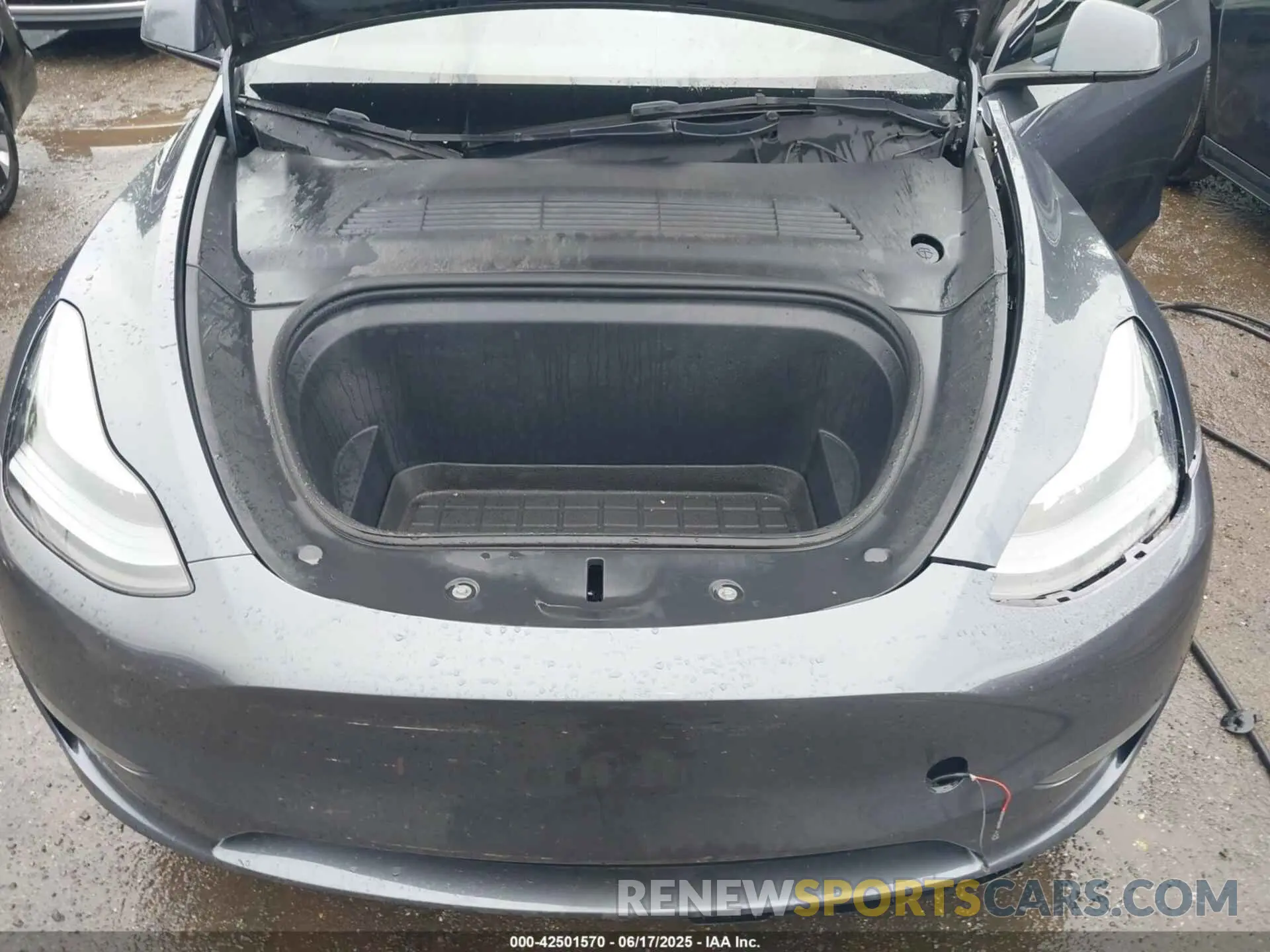 10 Photograph of a damaged car 7SAYGDEF2PA049778 TESLA MODEL Y 2023