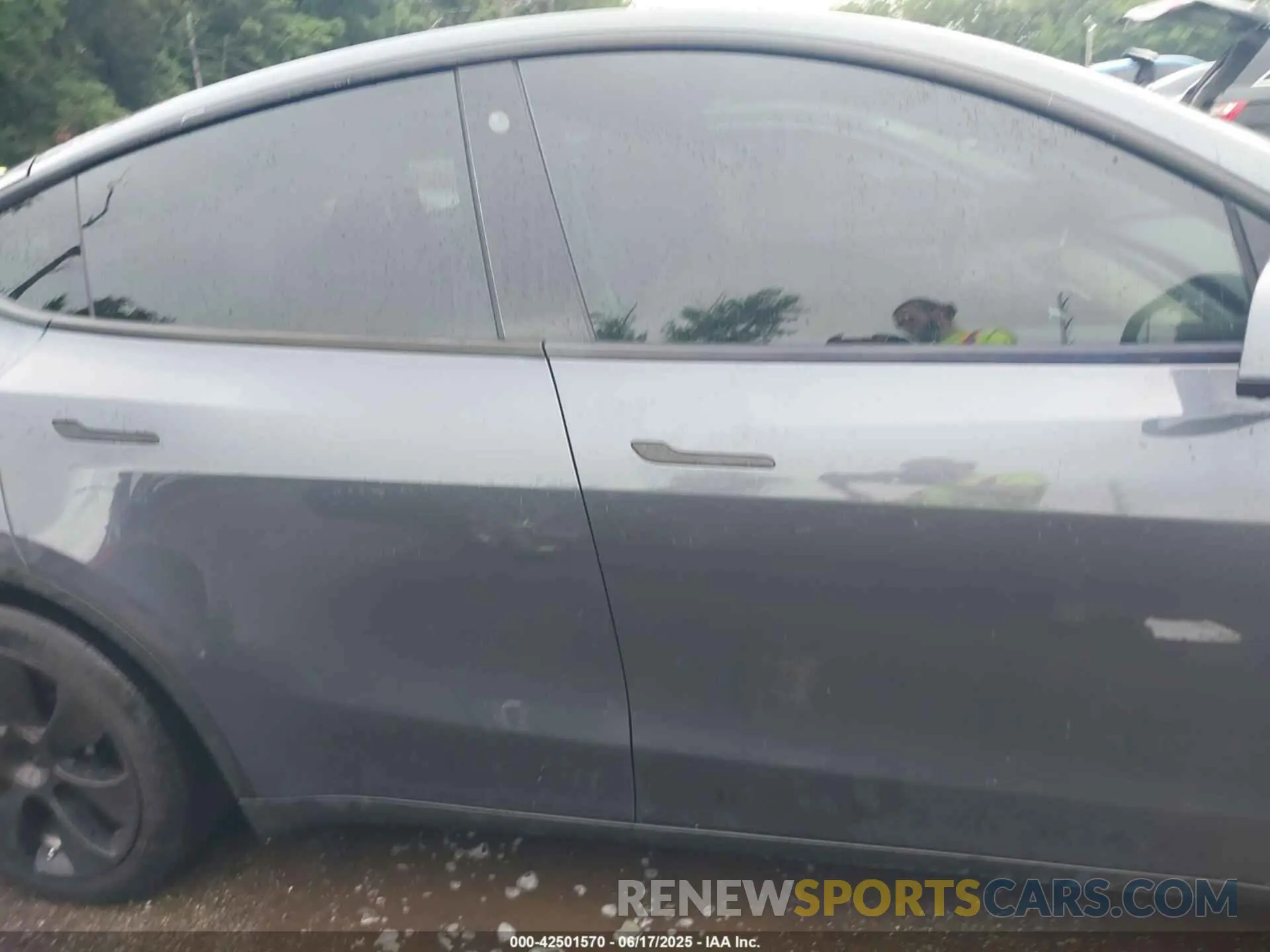 13 Photograph of a damaged car 7SAYGDEF2PA049778 TESLA MODEL Y 2023