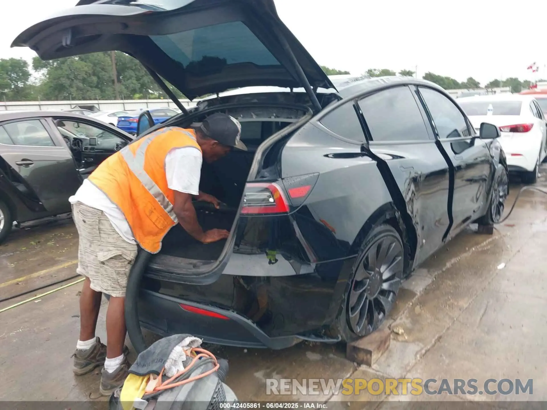 4 Photograph of a damaged car 7SAYGDEF2PF700913 TESLA MODEL Y 2023