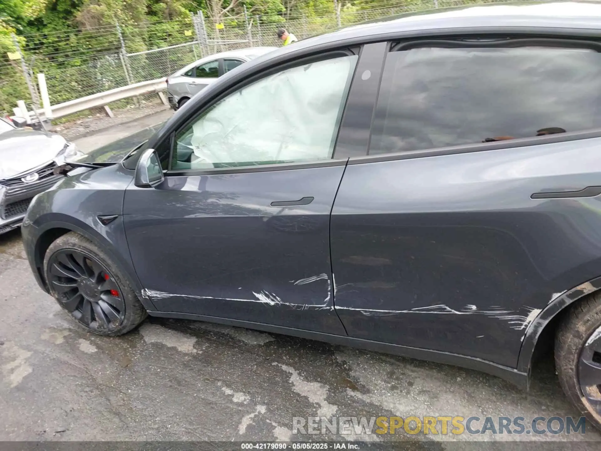 13 Photograph of a damaged car 7SAYGDEF2PF845353 TESLA MODEL Y 2023