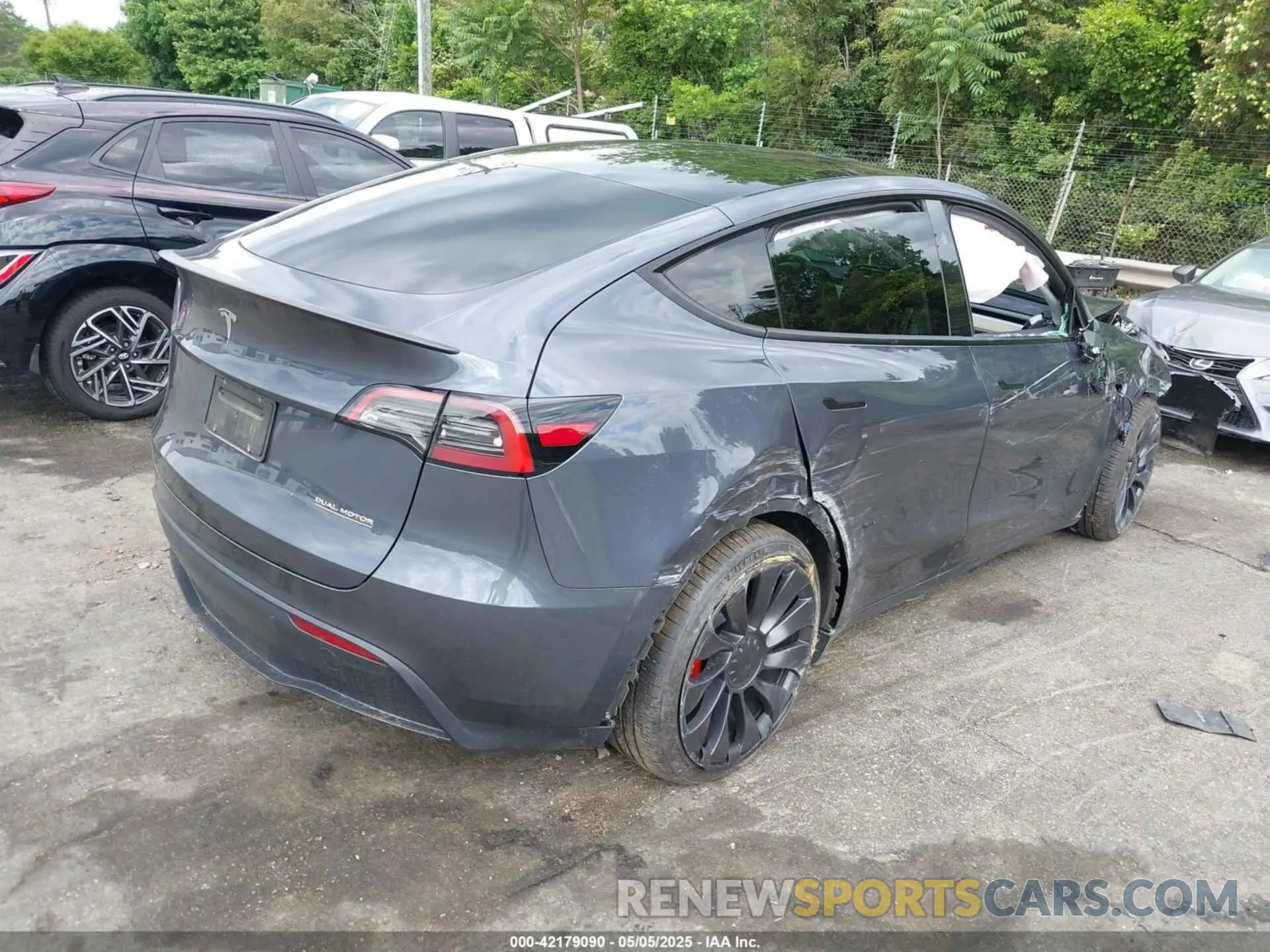 4 Photograph of a damaged car 7SAYGDEF2PF845353 TESLA MODEL Y 2023