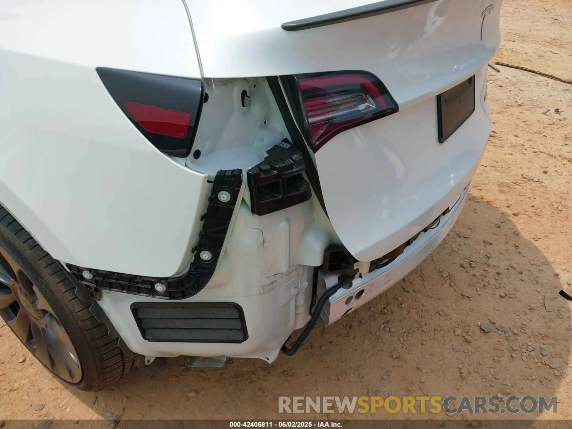 24 Photograph of a damaged car 7SAYGDEF3PF800681 TESLA MODEL Y 2023