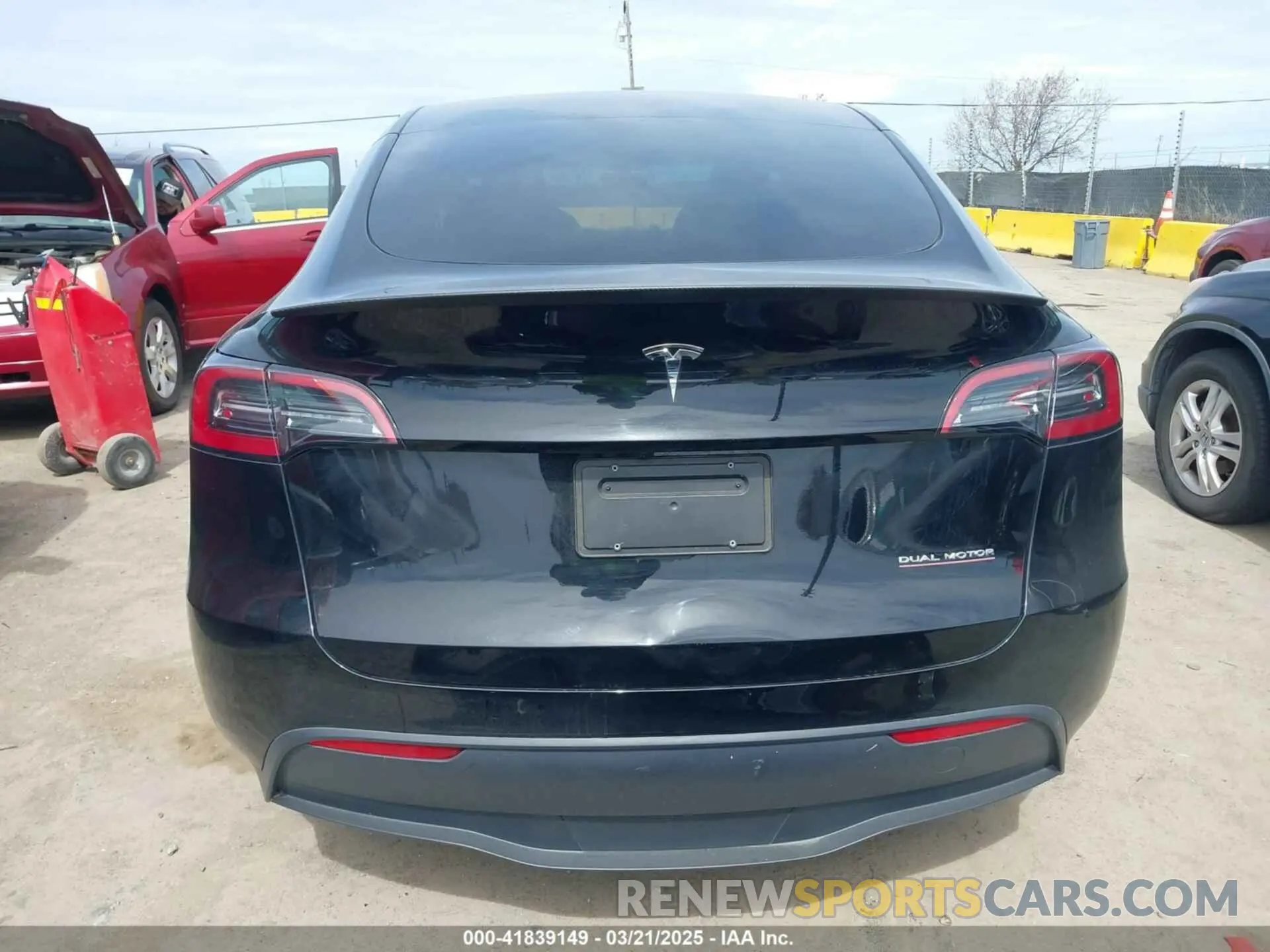 17 Photograph of a damaged car 7SAYGDEF3PF834863 TESLA MODEL Y 2023