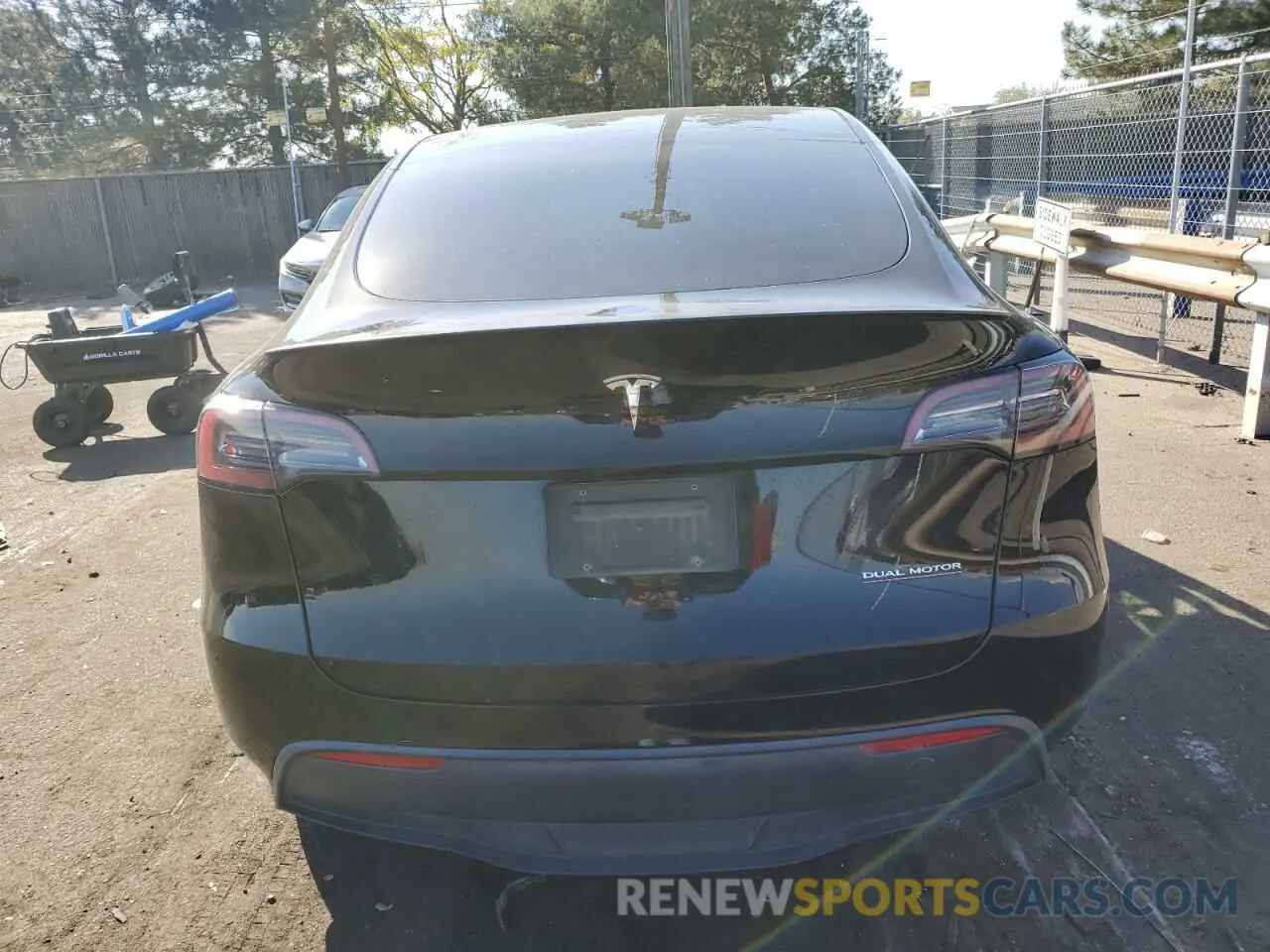 6 Photograph of a damaged car 7SAYGDEF5PF610915 TESLA MODEL Y 2023