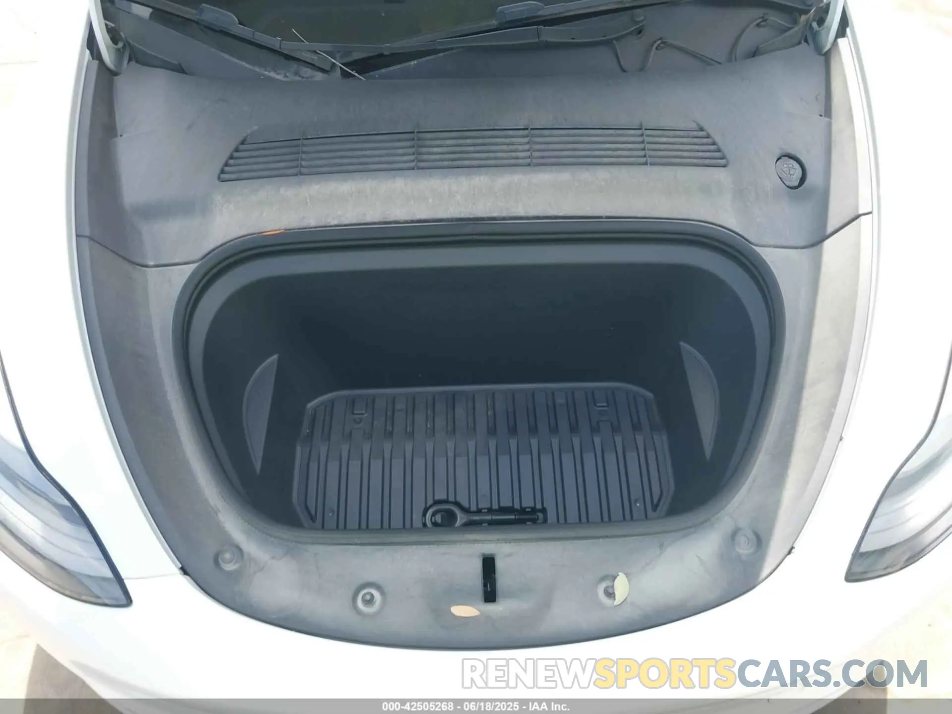 10 Photograph of a damaged car 7SAYGDEF5PF806868 TESLA MODEL Y 2023