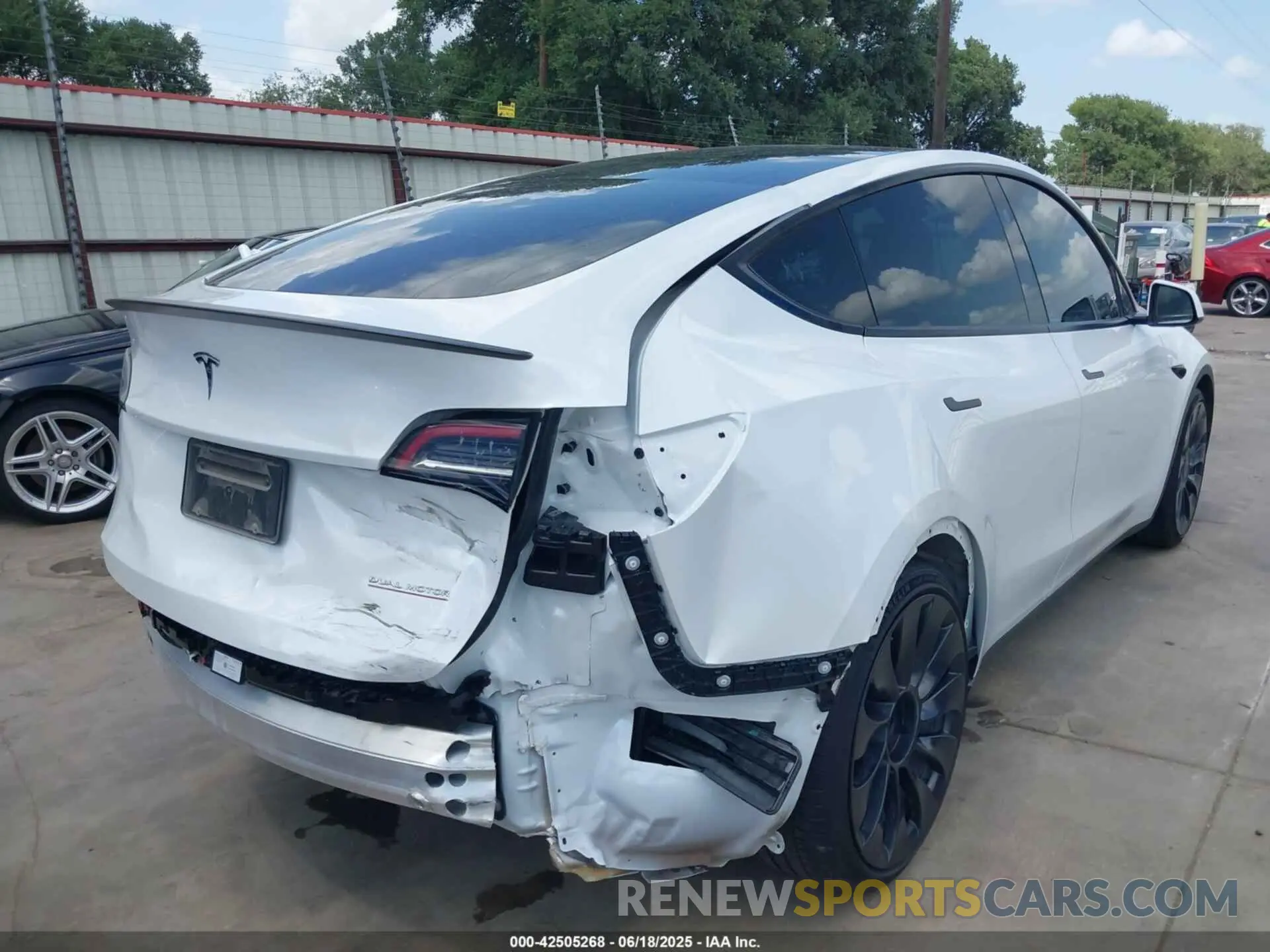 4 Photograph of a damaged car 7SAYGDEF5PF806868 TESLA MODEL Y 2023
