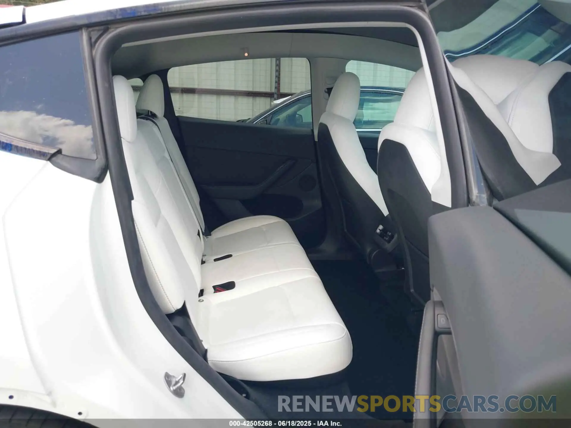 8 Photograph of a damaged car 7SAYGDEF5PF806868 TESLA MODEL Y 2023
