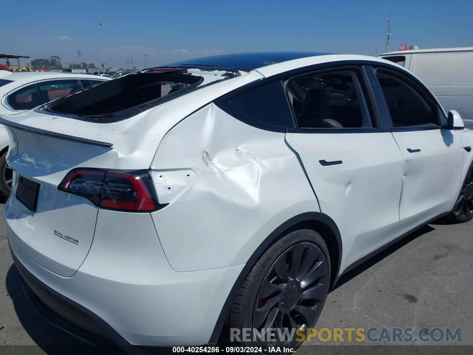18 Photograph of a damaged car 7SAYGDEF5PF839594 TESLA MODEL Y 2023