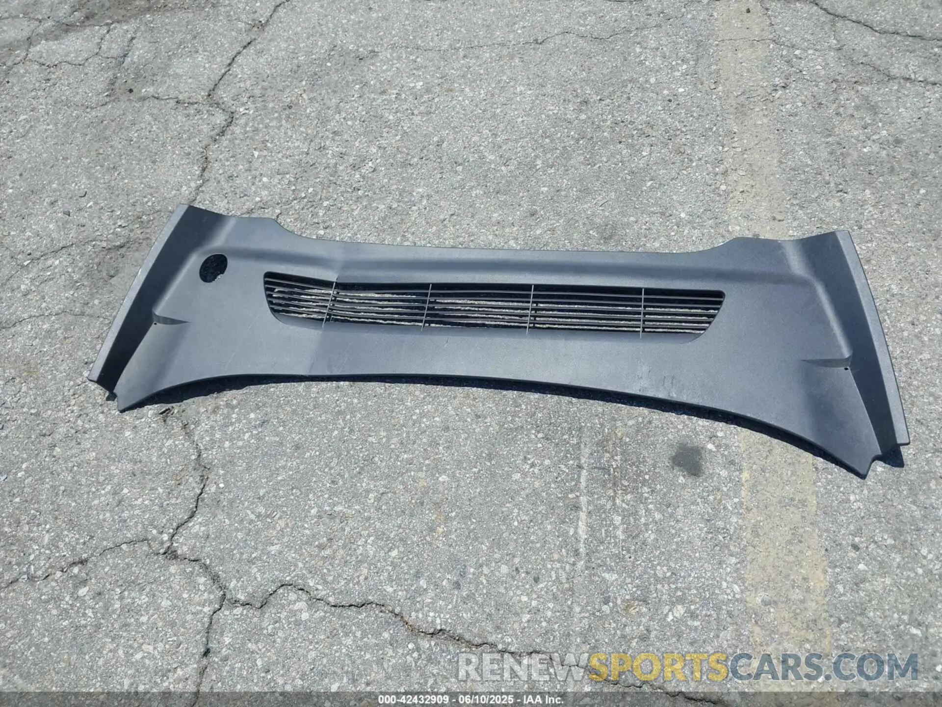 11 Photograph of a damaged car 7SAYGDEF6PF884673 TESLA MODEL Y 2023