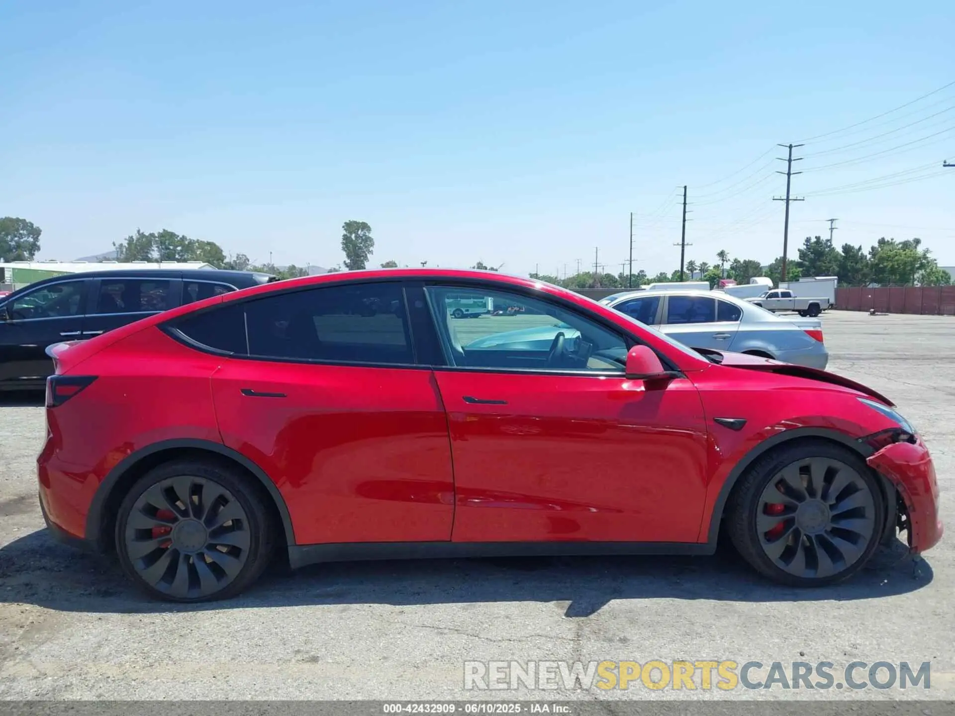 13 Photograph of a damaged car 7SAYGDEF6PF884673 TESLA MODEL Y 2023
