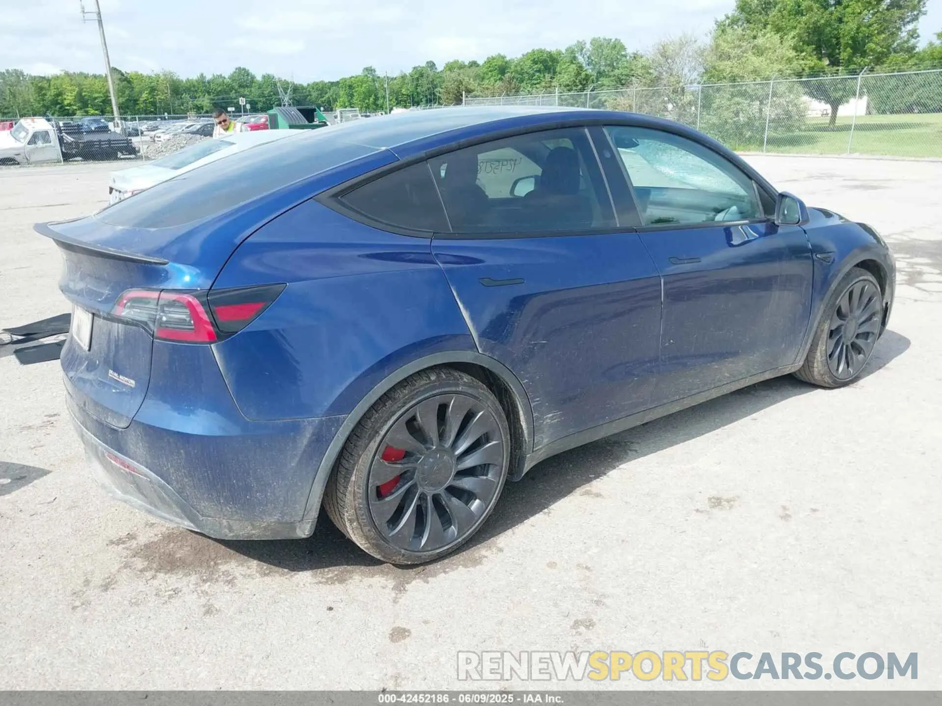 4 Photograph of a damaged car 7SAYGDEF6PF945813 TESLA MODEL Y 2023
