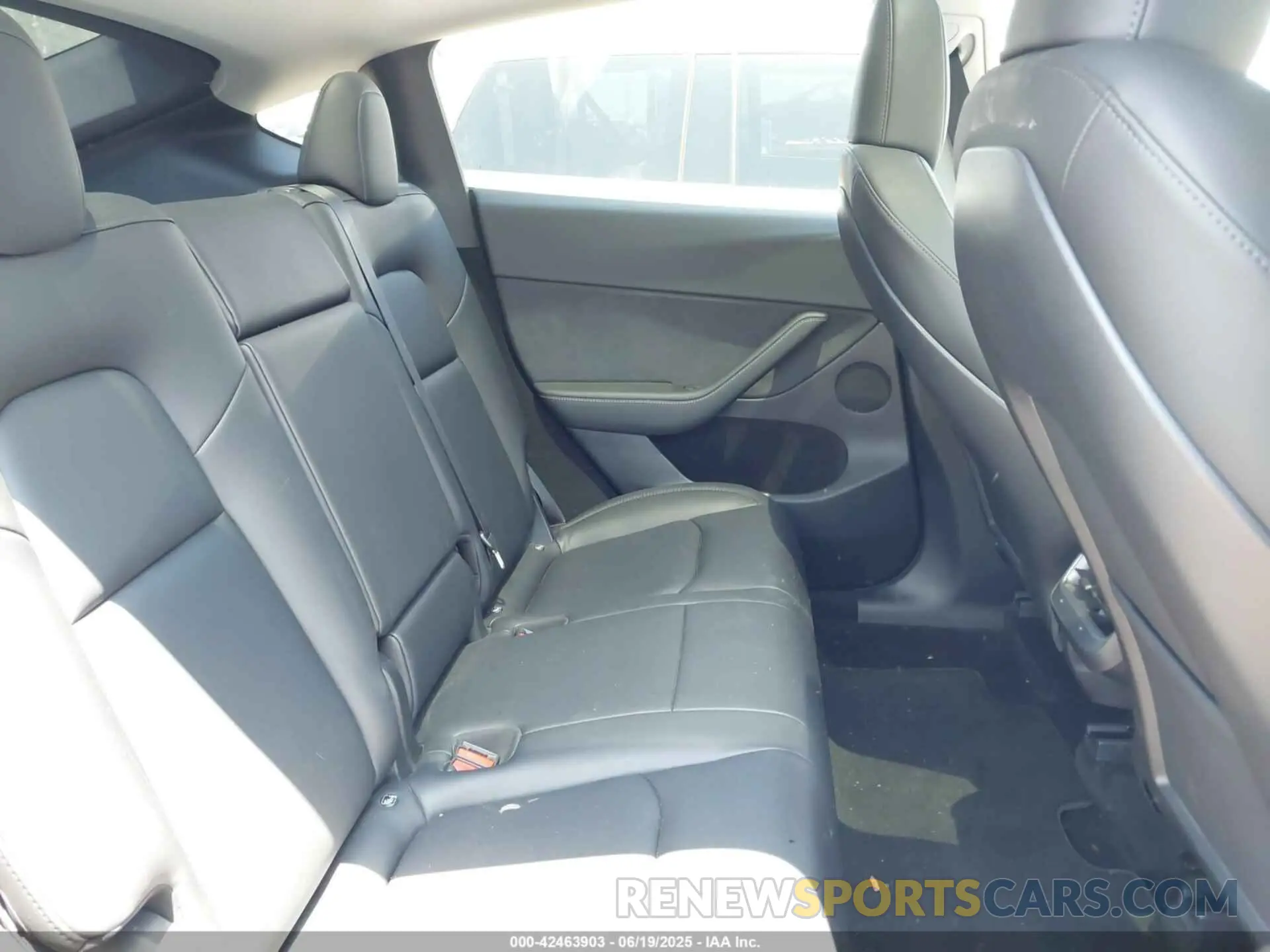 8 Photograph of a damaged car 7SAYGDEF7PF700602 TESLA MODEL Y 2023