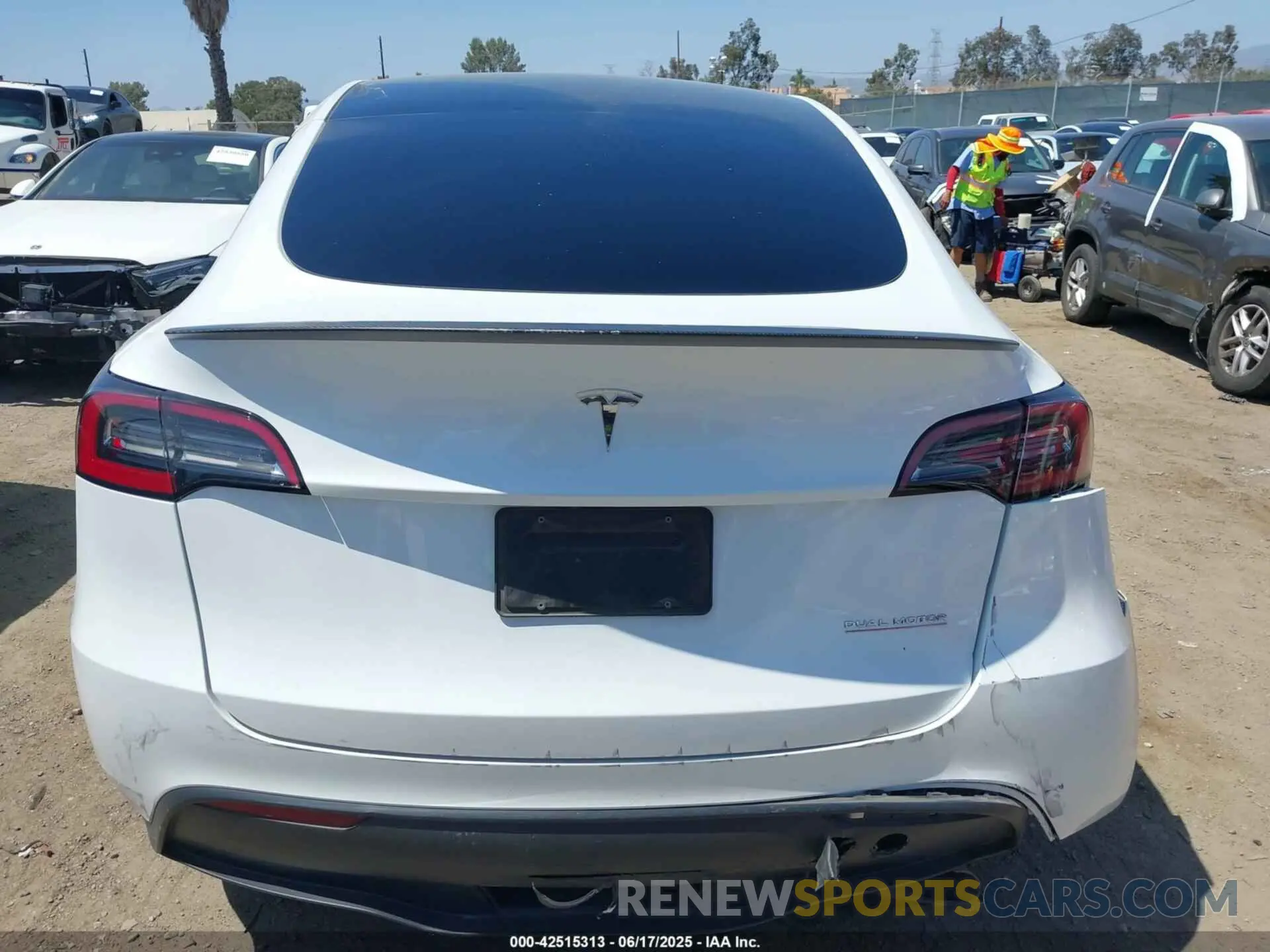 15 Photograph of a damaged car 7SAYGDEF7PF739528 TESLA MODEL Y 2023
