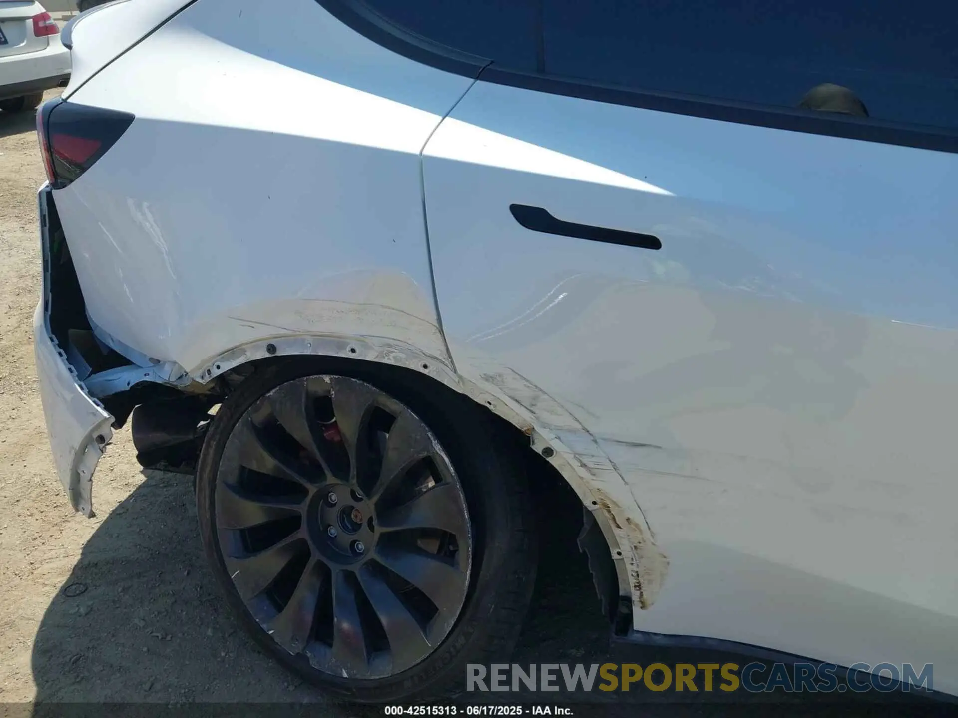 6 Photograph of a damaged car 7SAYGDEF7PF739528 TESLA MODEL Y 2023