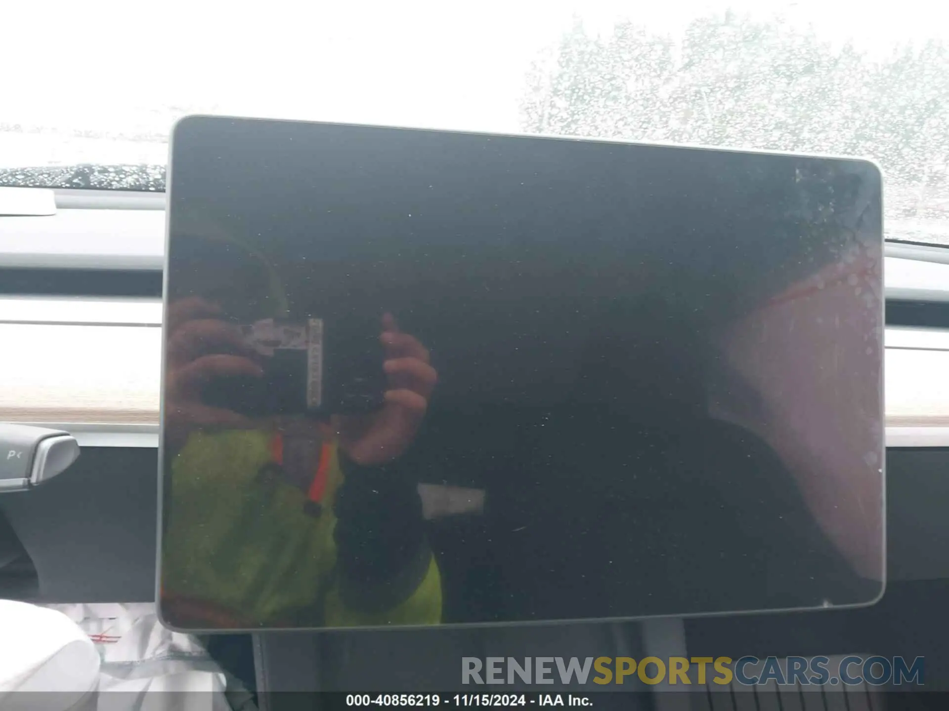 17 Photograph of a damaged car 7SAYGDEF7PF828919 TESLA MODEL Y 2023