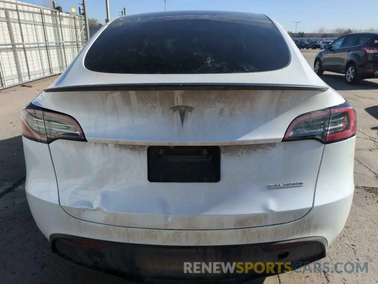 6 Photograph of a damaged car 7SAYGDEF7PF850080 TESLA MODEL Y 2023