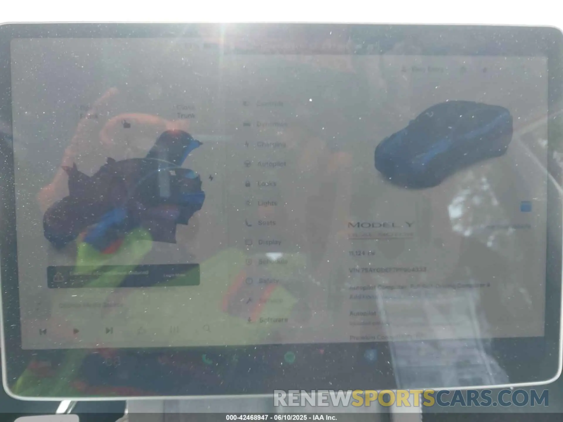 18 Photograph of a damaged car 7SAYGDEF7PF904333 TESLA MODEL Y 2023