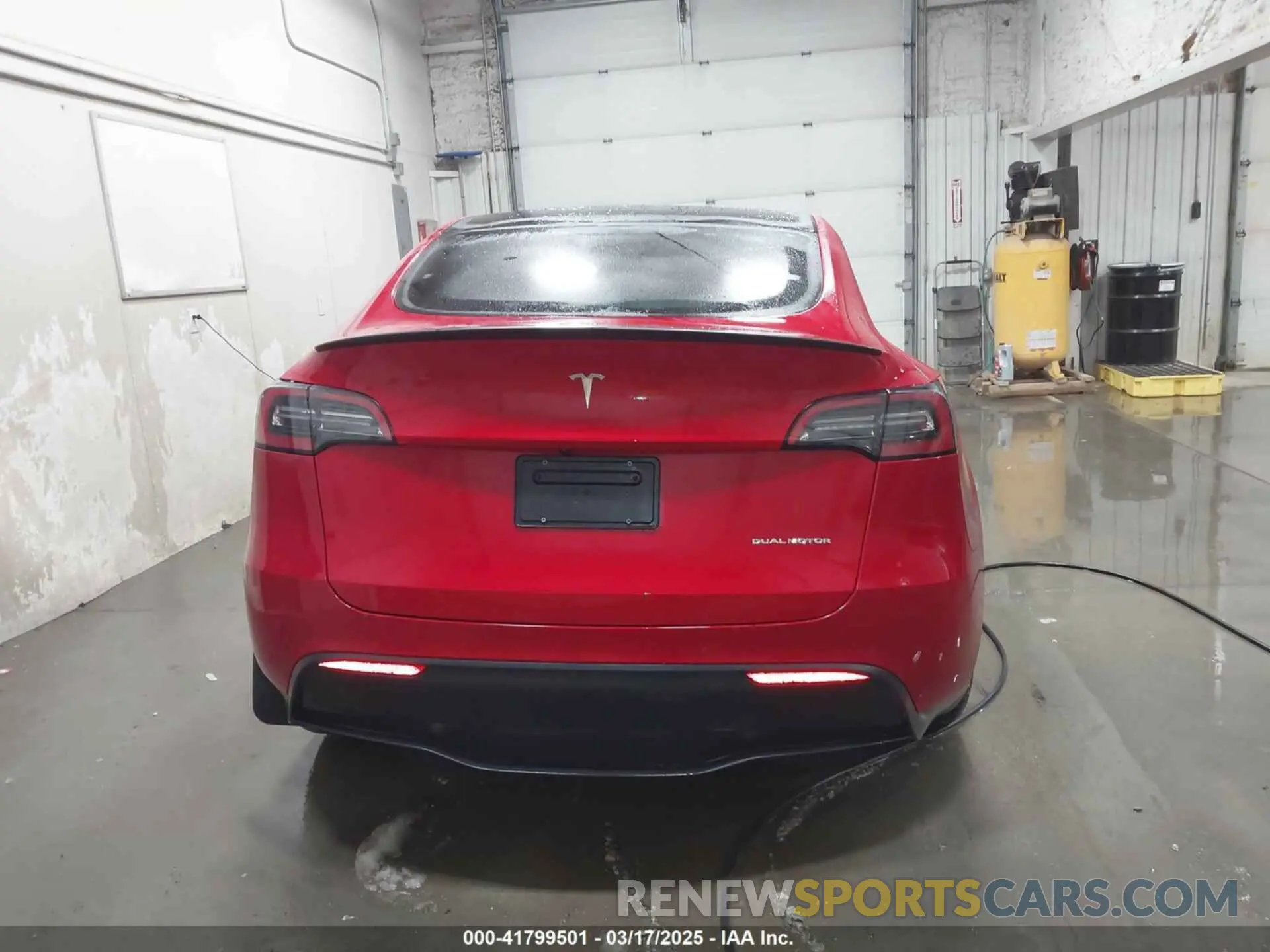 17 Photograph of a damaged car 7SAYGDEF8PF586142 TESLA MODEL Y 2023
