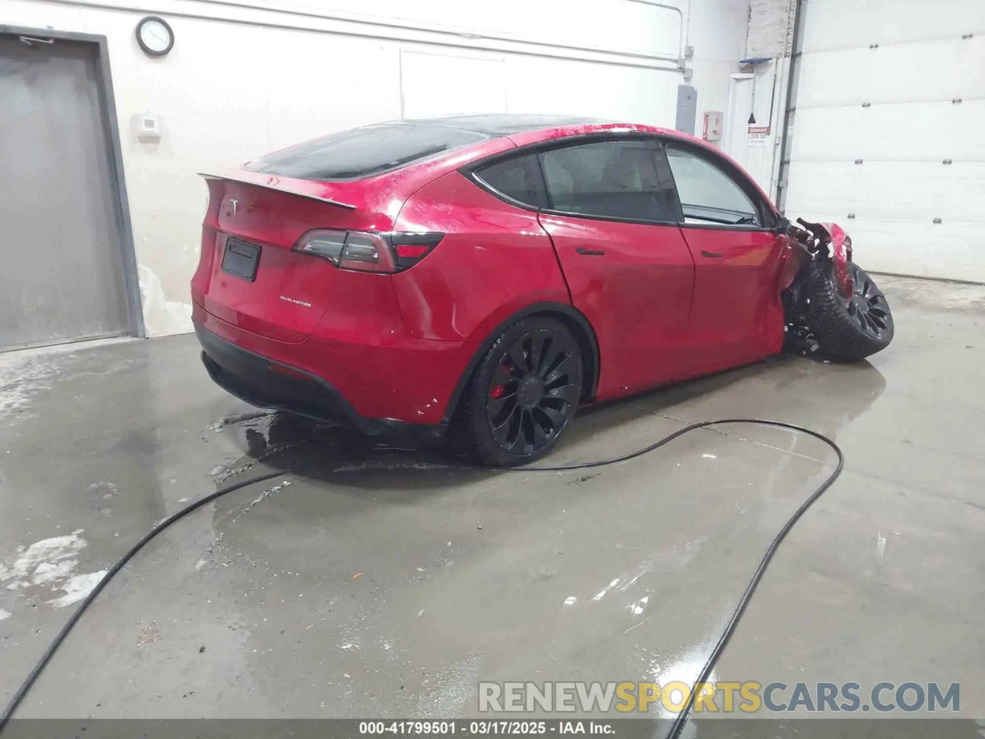4 Photograph of a damaged car 7SAYGDEF8PF586142 TESLA MODEL Y 2023