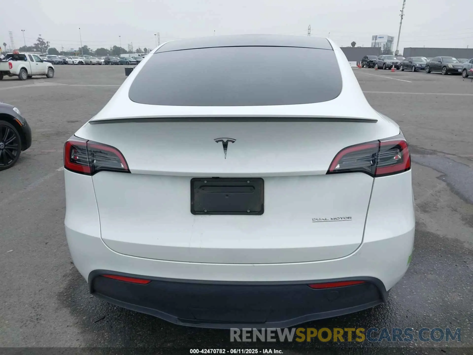 16 Photograph of a damaged car 7SAYGDEF8PF800742 TESLA MODEL Y 2023