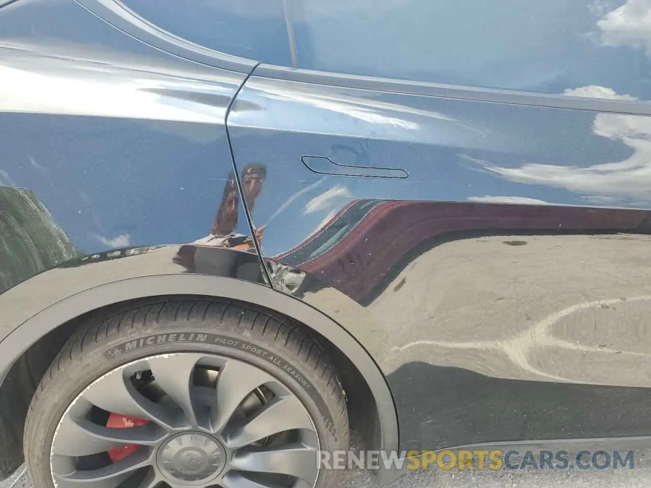 10 Photograph of a damaged car 7SAYGDEF8PF801048 TESLA MODEL Y 2023