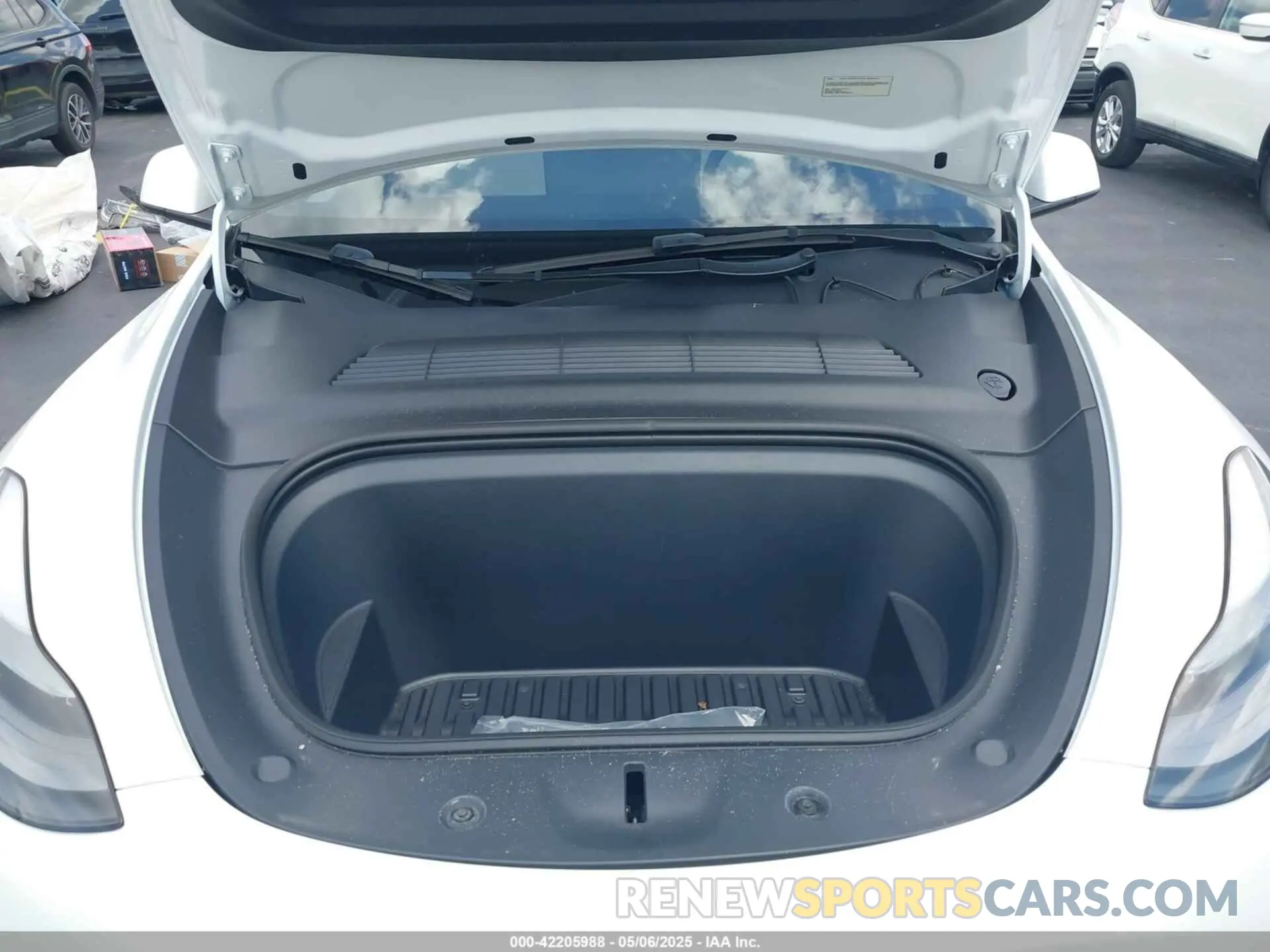 10 Photograph of a damaged car 7SAYGDEF9PF620024 TESLA MODEL Y 2023