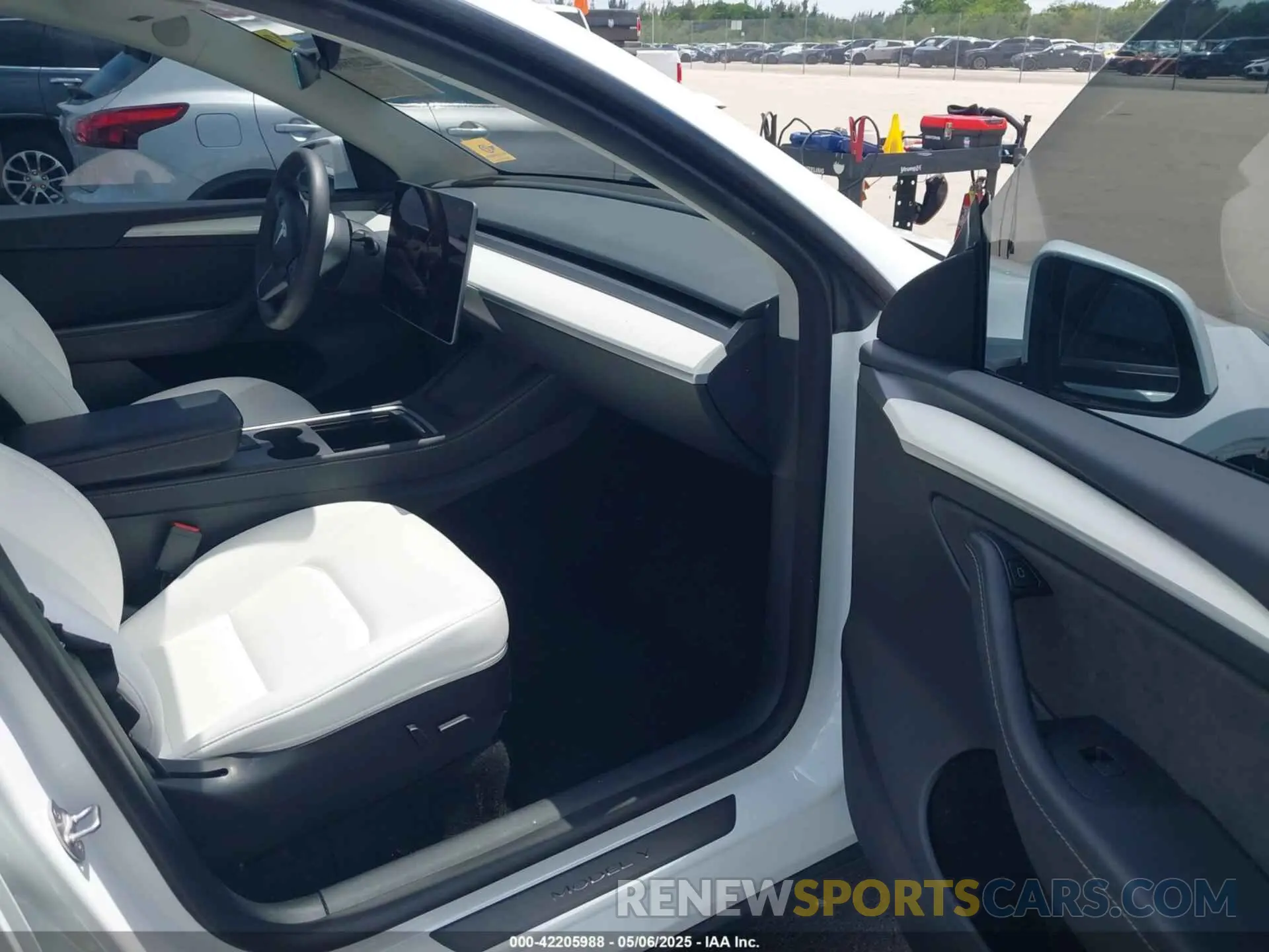 5 Photograph of a damaged car 7SAYGDEF9PF620024 TESLA MODEL Y 2023